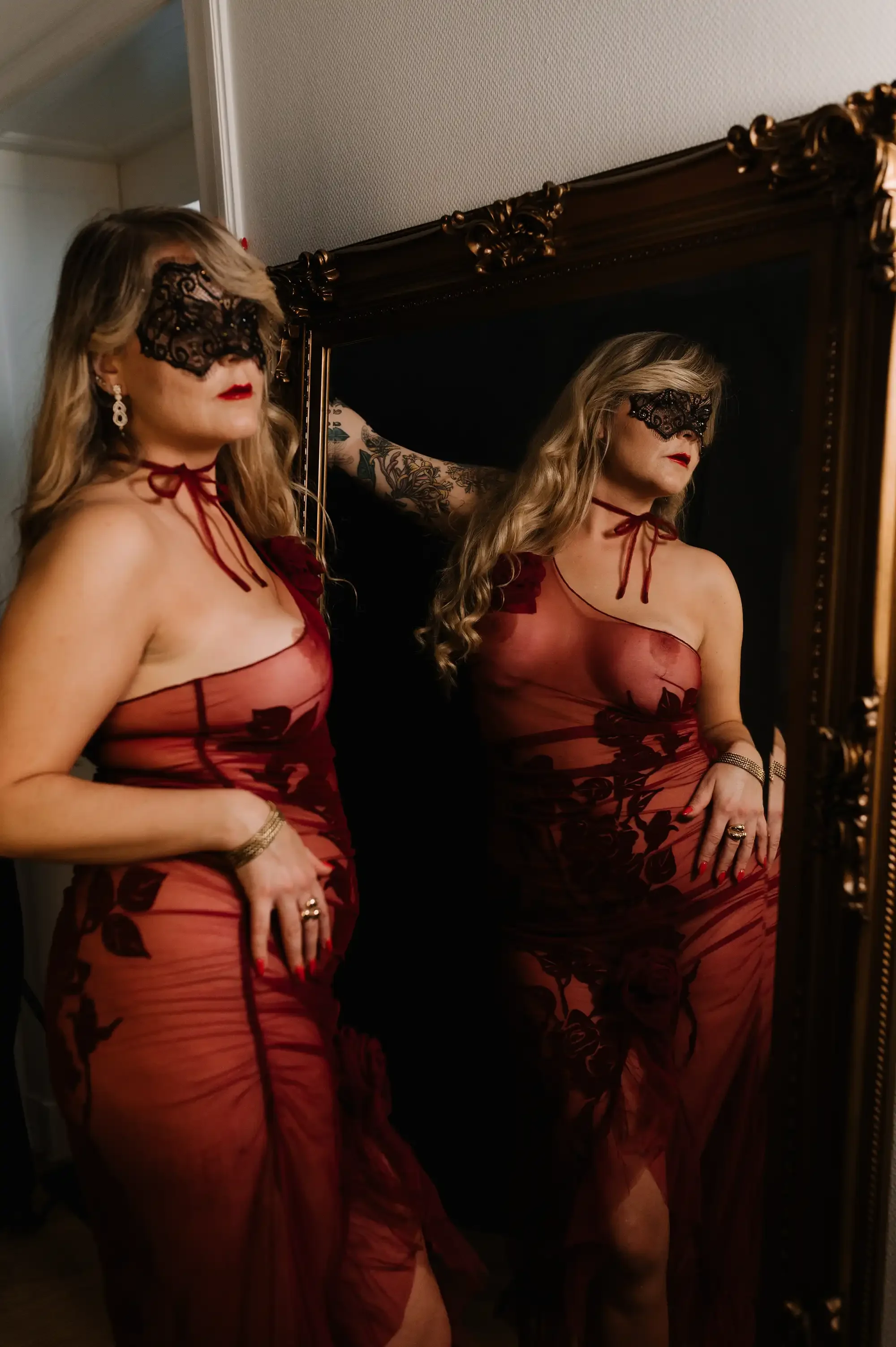 luxury-fetish-escort-berlin-alice-red-dress-01.webp