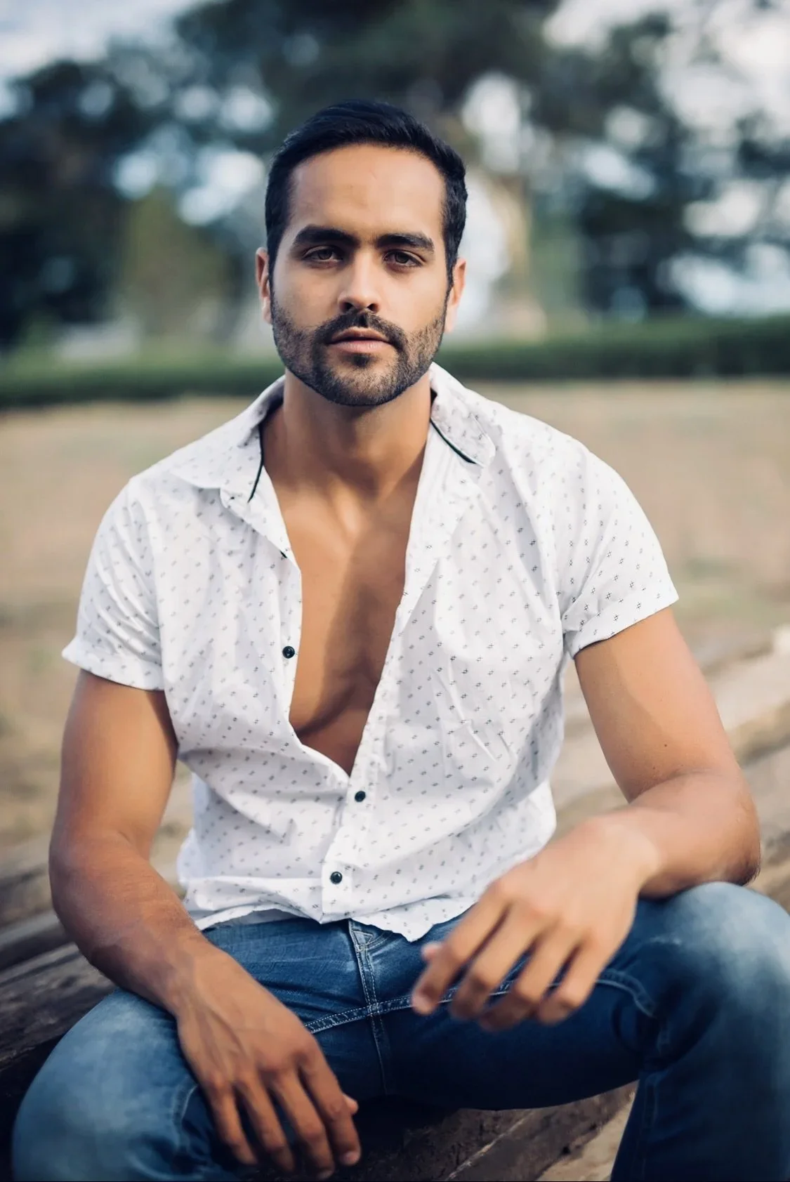 gus-male-escort-berlin-portrait.webp
