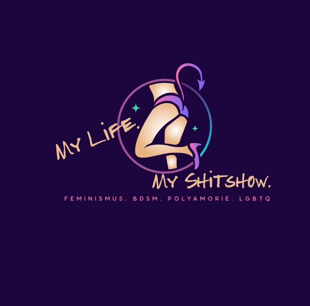 Illustration eines stilisierten Beins in High Heels in einem Kreis mit den Worten 'My Life. My Shitshow.' Darunter stehen die Begriffe Feminismus, BDSM, Polyamorie, LGBTQ auf dunklem Hintergrund.