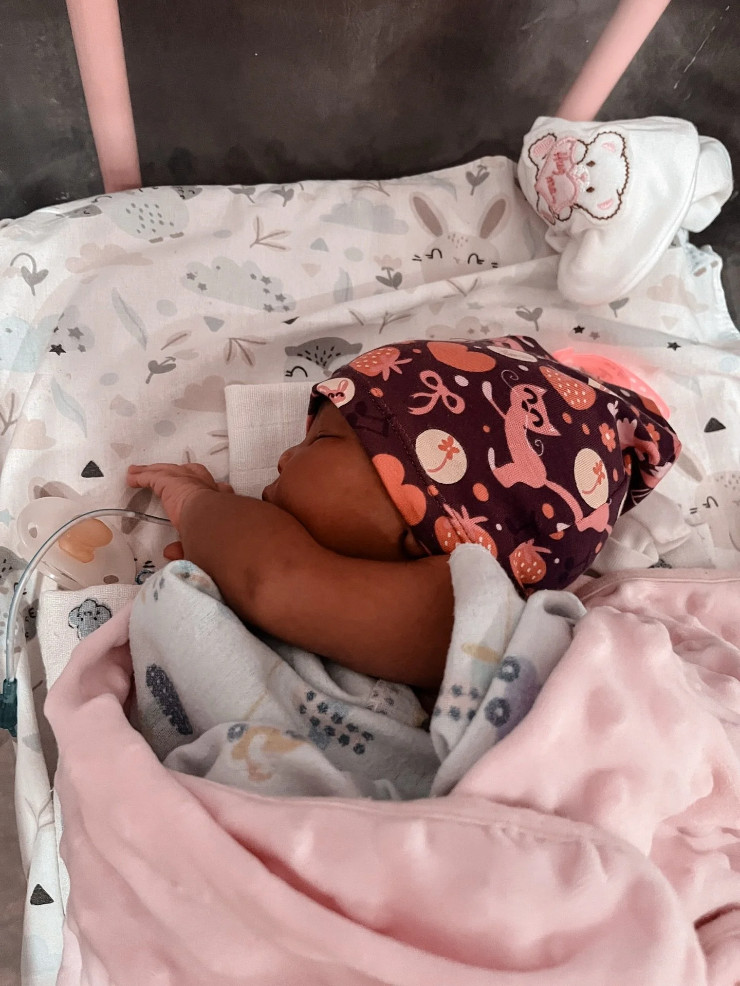 Today we brought the cutest little baby hats to the NICU at St Elizabeth&rsquo;s Hospital Arusha, hand-sewn with love and donated all the way from Sweden! 💕
Seeing these tiny treasures make their way into the arms of the littlest fighters was truly 