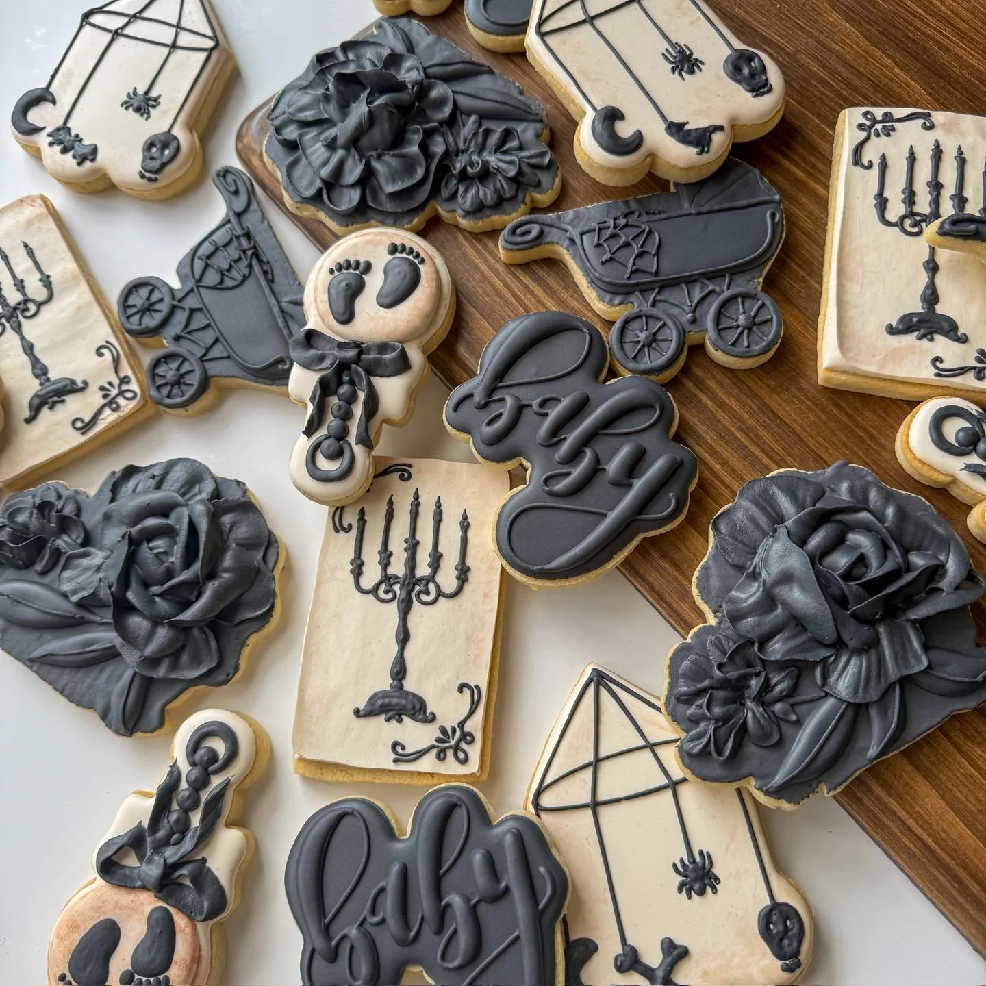 Candlelight, cobwebs, and cookies 🖤🍪
We contain multitudes 

#babyshower #gothic #gothicstyle #gothicart #GothicAesthetic #gothicbabyshower #halloweenbabyshower #gothicparty #victorianinspired #moodyaesthetic #sugarcookiesdecorated #royalicingcooki