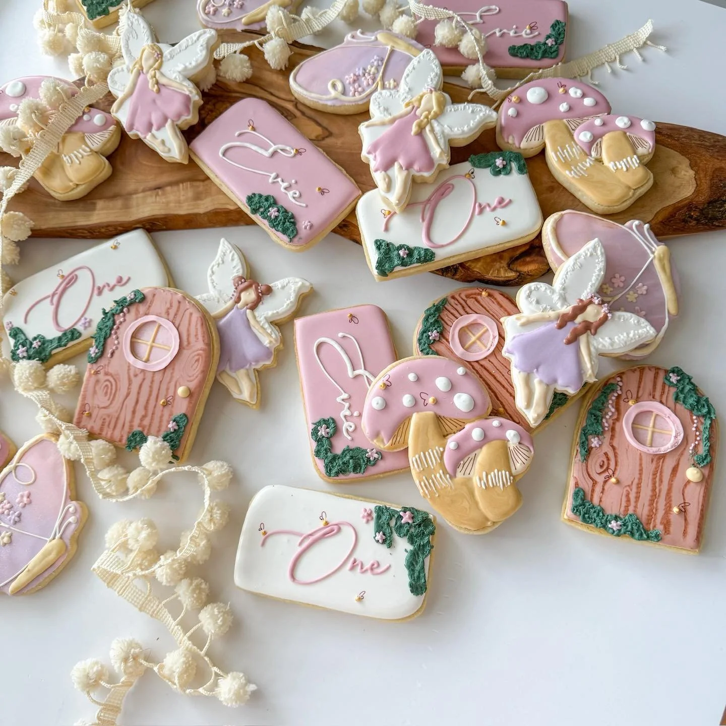 Fairy tales are great.
Fairy cookies are better. ✨🍪
Happy National Fairytale Day!
Drop your favorite story below 👇

#fairyfirstbirthday #fairycookies #fairy #fairytales #fairycore #fairygarden #fairywings #FairytaleVibes #fairytaleretelling #favori