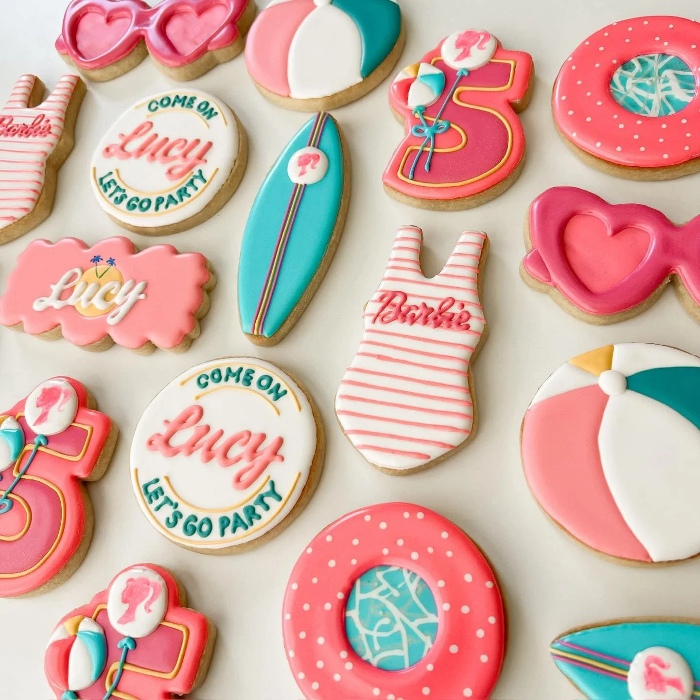 National Barbie Day felt like the perfect excuse to revisit this set 💅🍪
BRB, Barbie movie marathon starts now 

#nationalbarbieday #NationalBarbieDay #barbie #barbiemovie #barbiedoll #barbiegirl #barbiestyle #barbiecollector #barbiecookies #barbiep