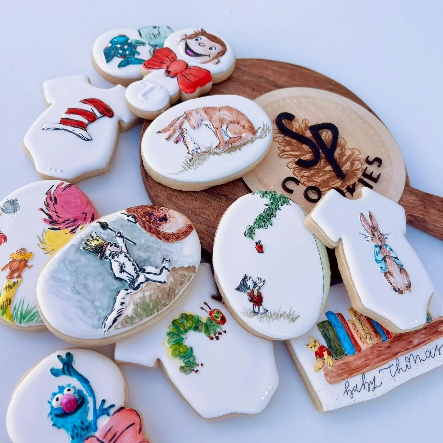 Happy International Children&rsquo;s Book Day 🤍
Once upon a time, we turned the bookshelf into cookies 📚🍪

#internationalchildrensbookday #book #childrensbook #childrensbookstagram #thehungrycatapillar #drsuess #curiousgeorge #thelorax #catintheha