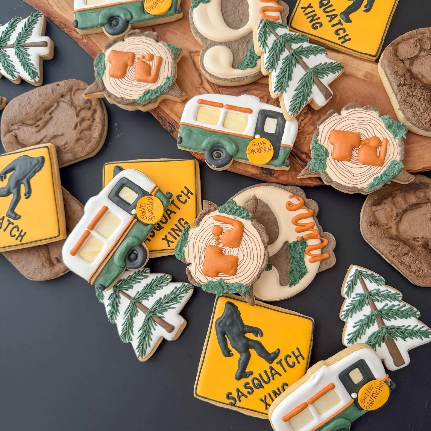 They say Bigfoot can&rsquo;t be caught. They&rsquo;ve never tried Sweet Pine Cookies🌲🦶

#bigfootcookies #sasquatch #campingcookies #bigfootbirthday #customcookies #outdoorcookies #campingbirthday #gonesquatchin #bigfoot #birthdaycookies #sugarcooki