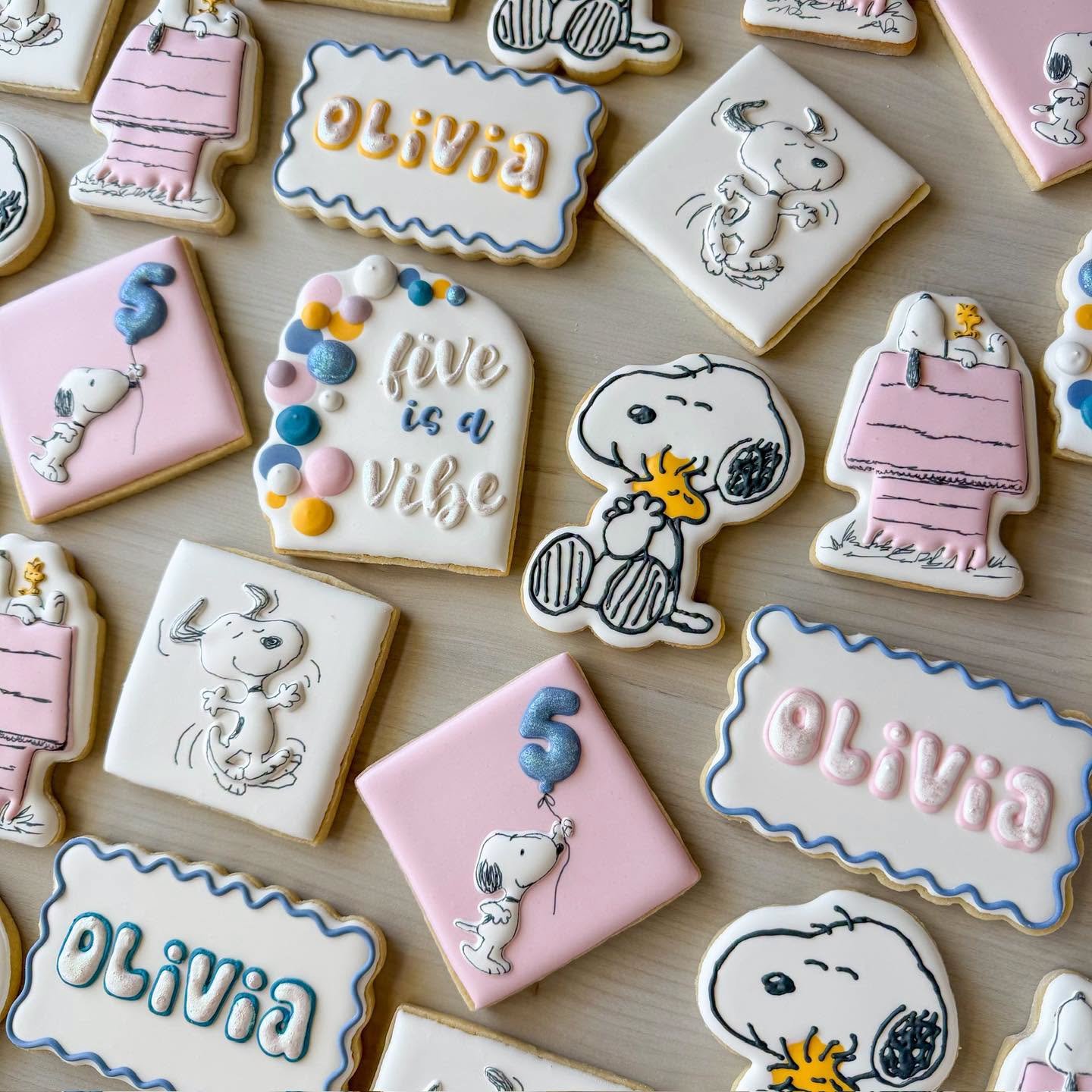 Snoopy, Woodstock, and a whole lot of birthday girl energy ✨🍪

#snoopy #snoopyandwoodstock #woodstock #snoopyfans #snoopydog #snoopybirthdayparty #snoopybirthdaycookies #snoopydoghouse #fifthbirthday #fifthbirthdaycookies #sugarcookiesdecorated #roy