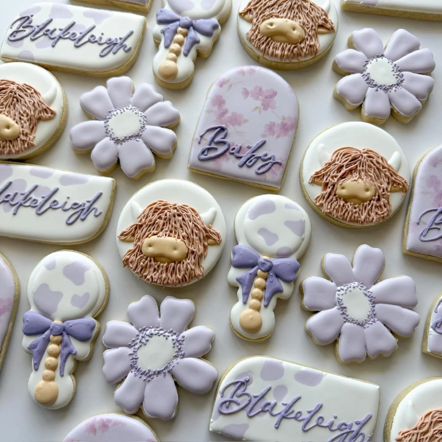 May Day and florals? A mooood, honestly 🌸🐮🍪

#babyshower #babyshowerideas #HighlandCow #flowercookies #rattlecookie #mayday #may #babyshowerdecor #babyshowercookies #babyshowertheme #babyshowertreats #sugarcookiesdecorated #royalicingcookies #suga