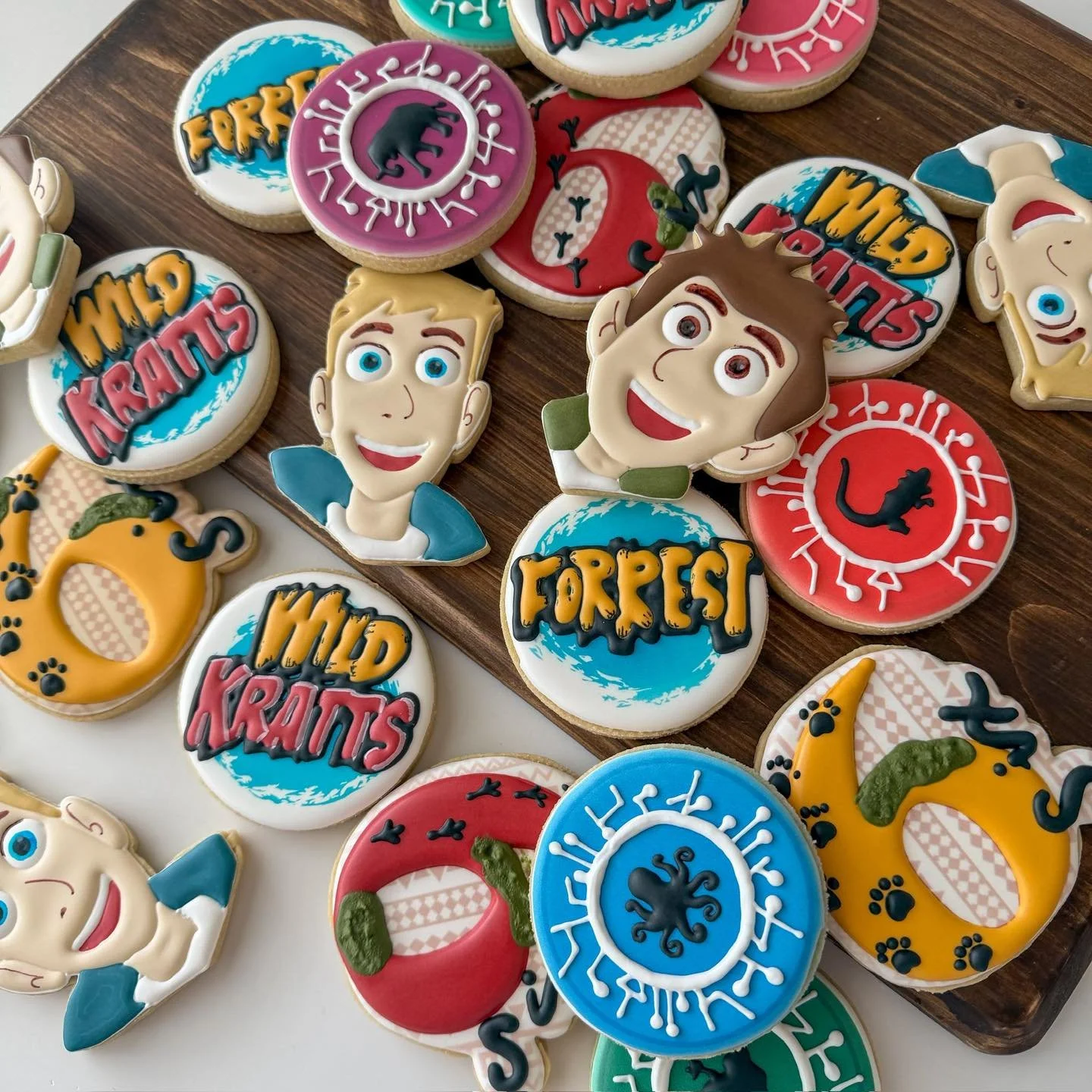 Creature power: cookie decorating 🐾🍪

#wildkratts #pbskids #krattbrothers #nostalgia #kidsbirthday #kidsbirthdayideas #kidsbirthdaycookies #birthdaycookies #birthdaytheme #kidsbirthdaytheme #sugarcookiesdecorated #royalicingcookies #sugarcookies #c