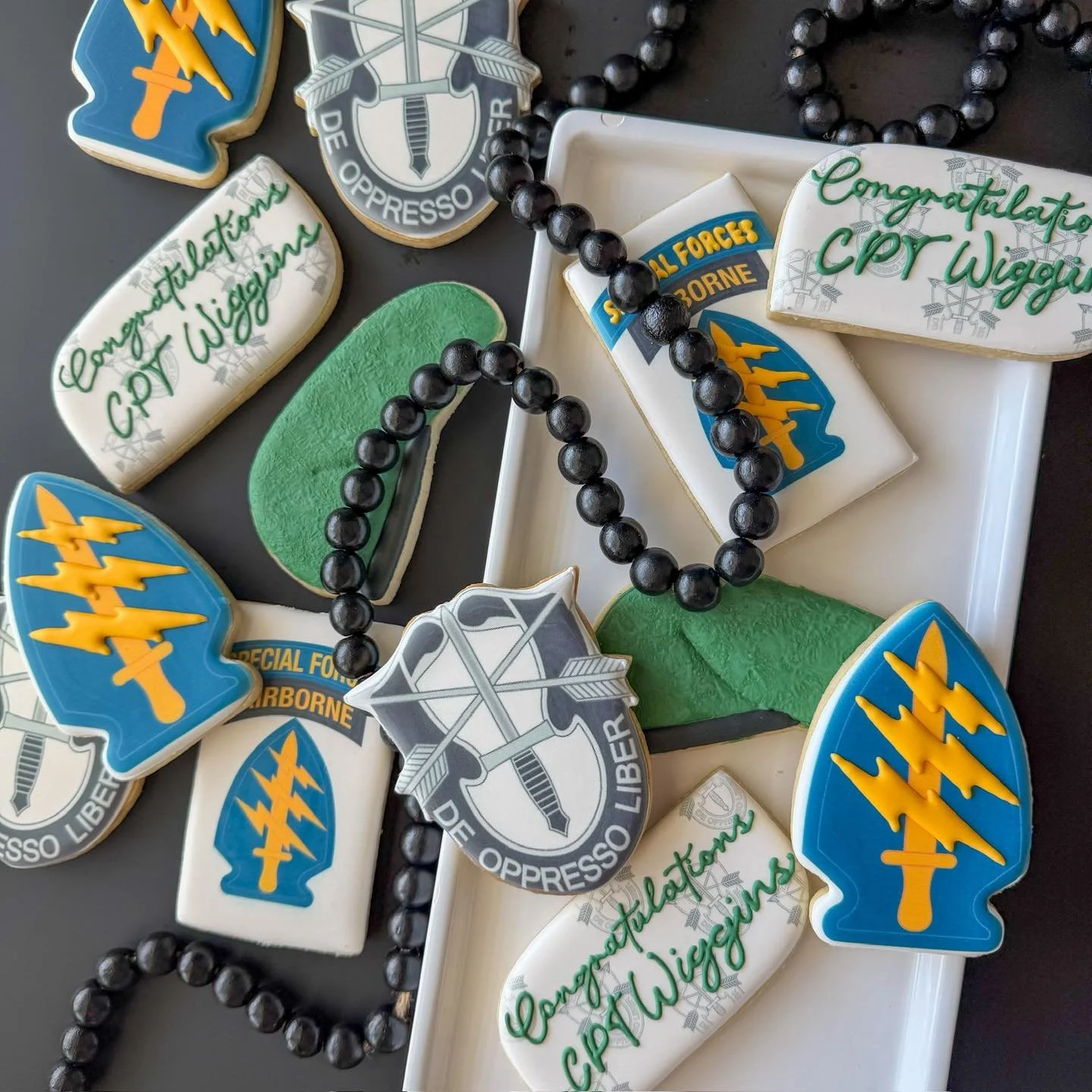 A pretty elite cookie set, honestly 🇺🇸🍪

#military #militarypromotion #greenberets #sf #specialforces #airborne #militaryparty #militarycookies #militarytreats #promotionparty #sugarcookiesdecorated #royalicingcookies #sugarcookies #cookier #custo