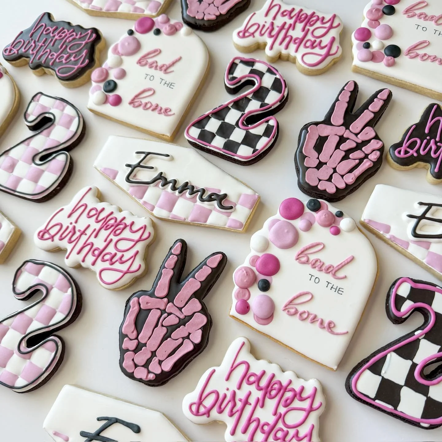A little pink, a little punk, and absolutely not a phase, mom 💀🩷🍪

#bad2thebone #BadTWOthebone #badtothebone #secondbirthday #badtwothebonegirlbirthday #girlsecondbirthday #trendybirthday #edgybirthday #pinkandpunk #skeletonbirthday #sugarcookiesd
