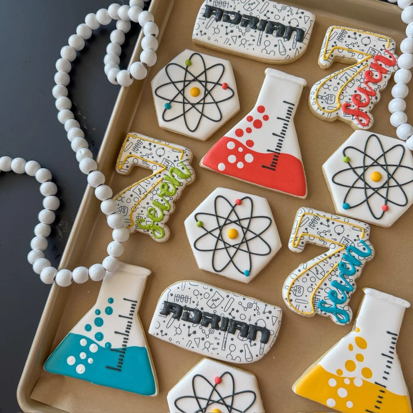 A birthday set with all the right elements - good reactions only 🧪⚛️🍪

#sciencebirthdayparty #sciencebirthday #chemistrybirthday #STEMBirthday #madscientistbirthday #sciencecookies #ScienceParty #ScienceLovers #labparty #birthdayexperiment #science