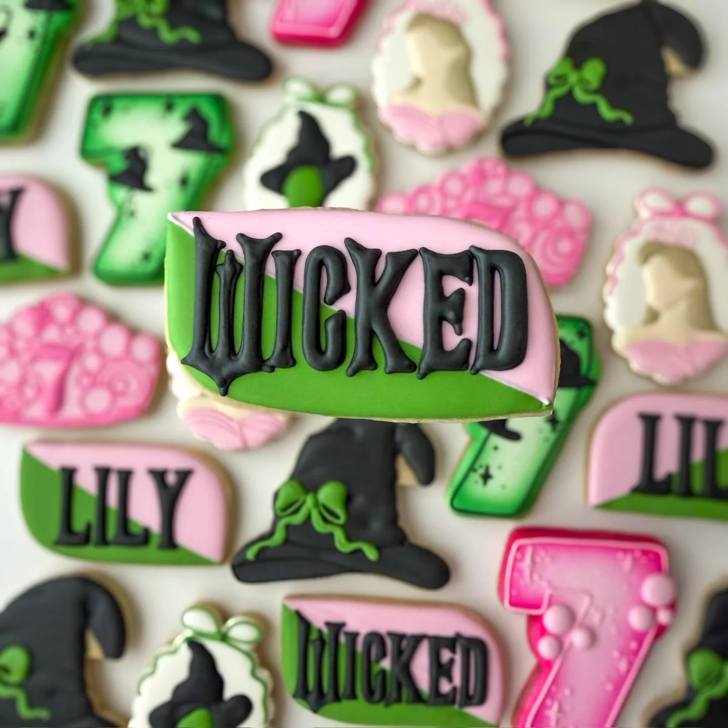 Happy National Streaming Day! 💚🩷🍪
If you hear us belting &ldquo;Defying Gravity,&rdquo; no you didn&rsquo;t! 🤪
What are you streaming today?! 👇🏼

#wicked #wickedmovie #wickedforgood #peacock #glindathegoodwitch #Glinda #elphaba #elphabathropp #