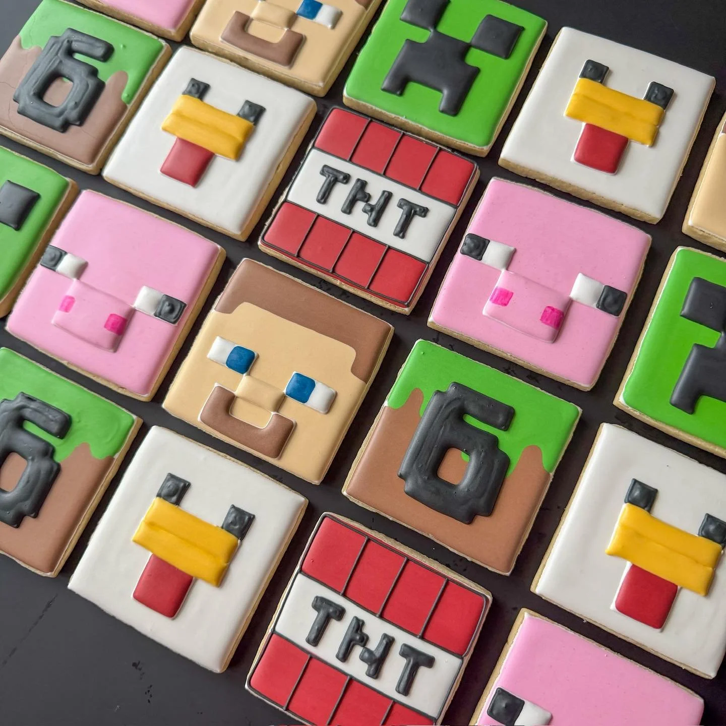 Spawn point: the dessert table ⛏️🍪

#minecraft #minecraftbuilds #Minecraft #MinecraftBirthday #minecraftbirthdayparty #MinecraftFans #minecraftcookies #gamerbirthday #videogamecookies #birthdaycookies #sugarcookiesdecorated #royalicingcookies #sugar
