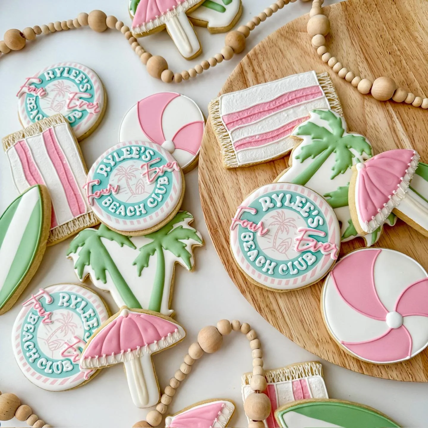 National Flip Flop Day and suddenly we&rsquo;ve got one thing on our mind: beach, please ☀️🍪

#beach #beachvibes #BeachVacation #beachcookies #beachbirthdayparty #summerbirthday #summercookies #customthemecookies #palmtreecookies #surfboardcookies #