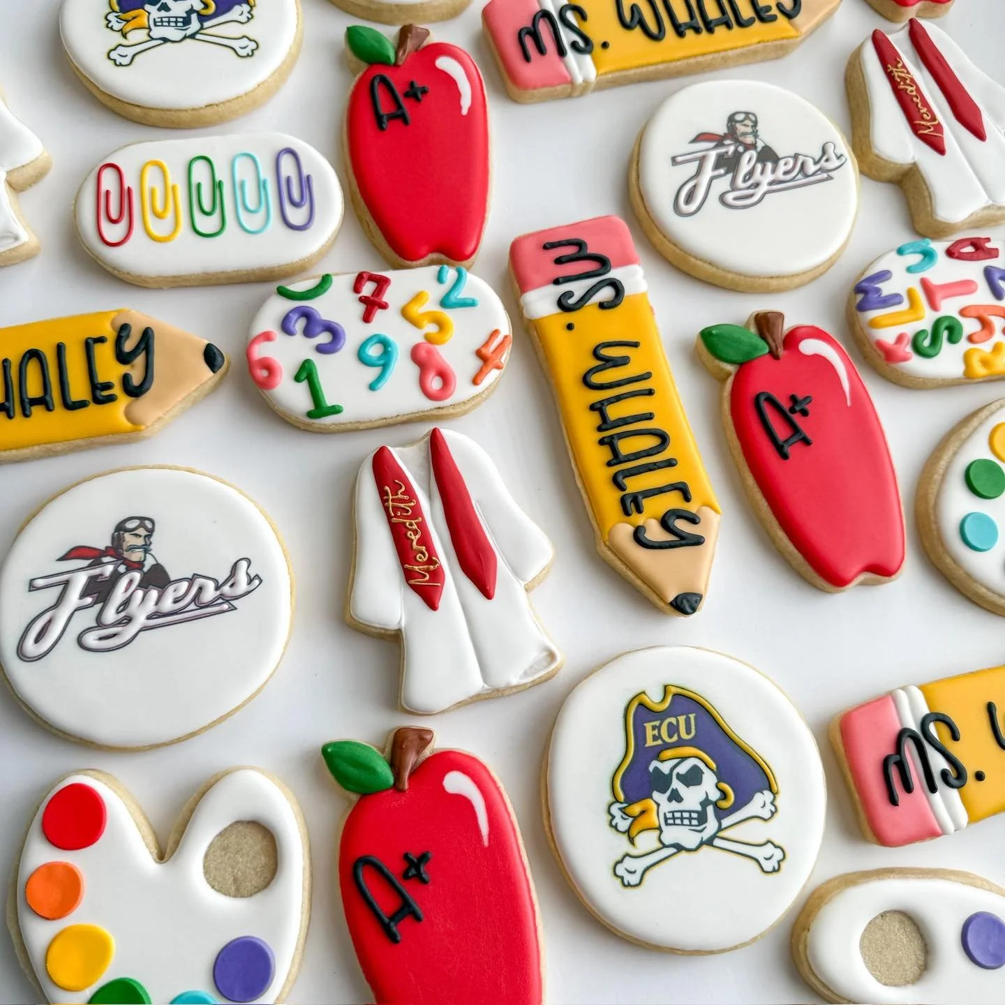 Caps off to the grads&hellip; and cookies on the calendar 🎓🍪
Graduation season is here, and our graduation cookie sets are open for booking!

To celebrate as many grads as possible, we&rsquo;re offering two set options this year &mdash; both design