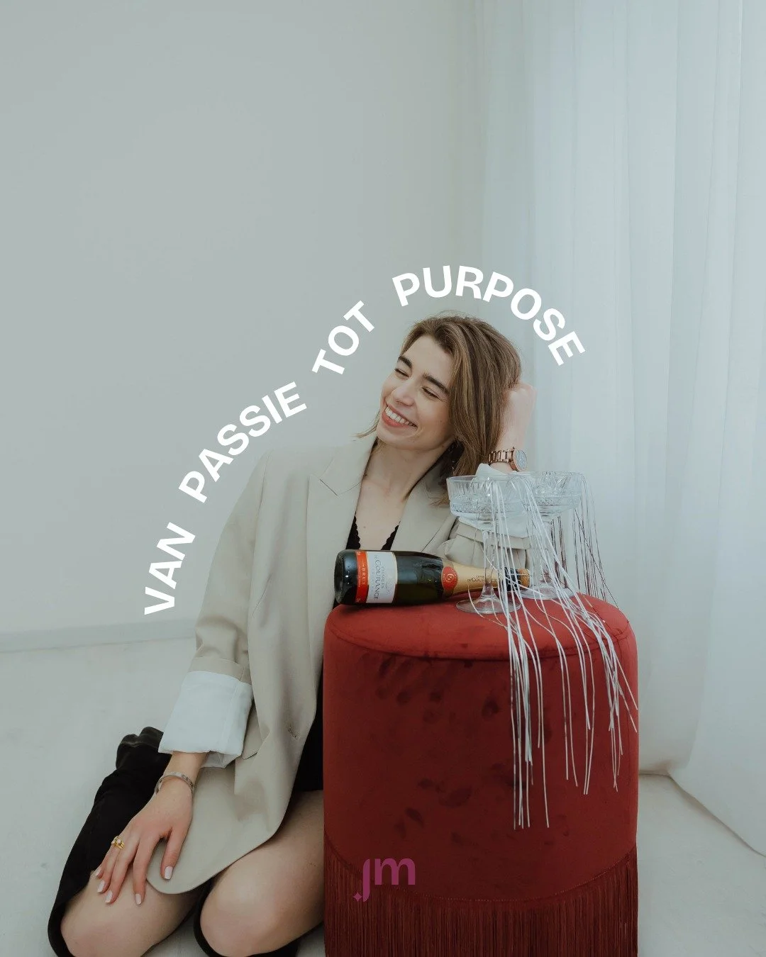 Wat begon als een tienerdroom vol Pinterest, glitter en Tumblr,
groeide uit tot een business met impact.

Van urenlang foto&rsquo;s bewerken, naar ondernemers helpen groeien met strategie &eacute;n spark. 🪩

De omweg via financi&euml;le verzekeringe