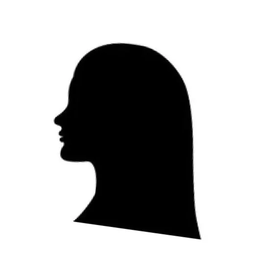 Portrait einer jungen Frau mit langen braunen Haaren, dunkler Bluse und goldener Halskette, vor cremefarbenem Hintergrund und grünen Blättern.