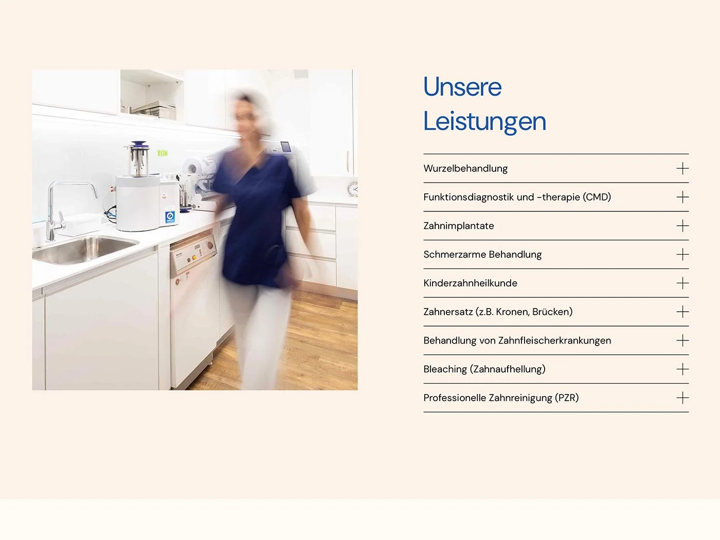Innenraum einer Zahnarztpraxis mit einer weiblichen medizinischen Fachkraft in blauer Uniform, die sich in der Küche bewegt. Auf der rechten Seite steht eine Liste deutscher Zahnbehandlungsleistungen auf einem beige Hintergrund.