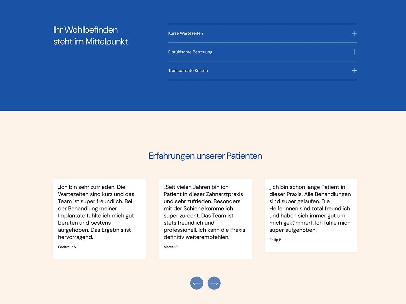 Webseite mit blauer Kopfzeile und Textabschnitten. Überschrift: 'Ihr Wohlbefinden steht im Mittelpunkt', darunter drei Plus-Symbole mit Text: 'Kurze Wartezeiten', 'Einfühlsame Betreuung', 'Transparente Kosten'. Weiter unten befindet sich die Überschrift 'Erfahrungen unserer Patienten' mit drei Kundenrezensionen in weißen Boxen, jeweils mit dem Namen des Verfassers. Unten sind zwei Pfeile, die zu weiteren Bewertungen führen.