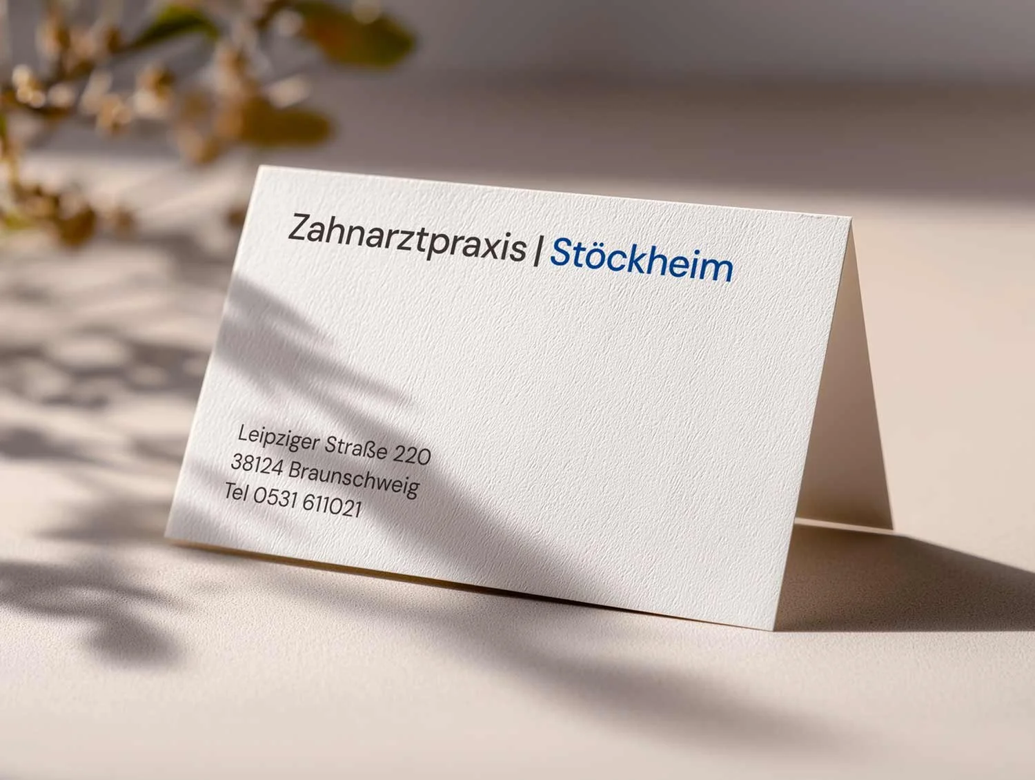 Visitenkarte für eine Zahnarztpraxis in Stöckheim mit Adresse in Braunschweig, Deutschland.