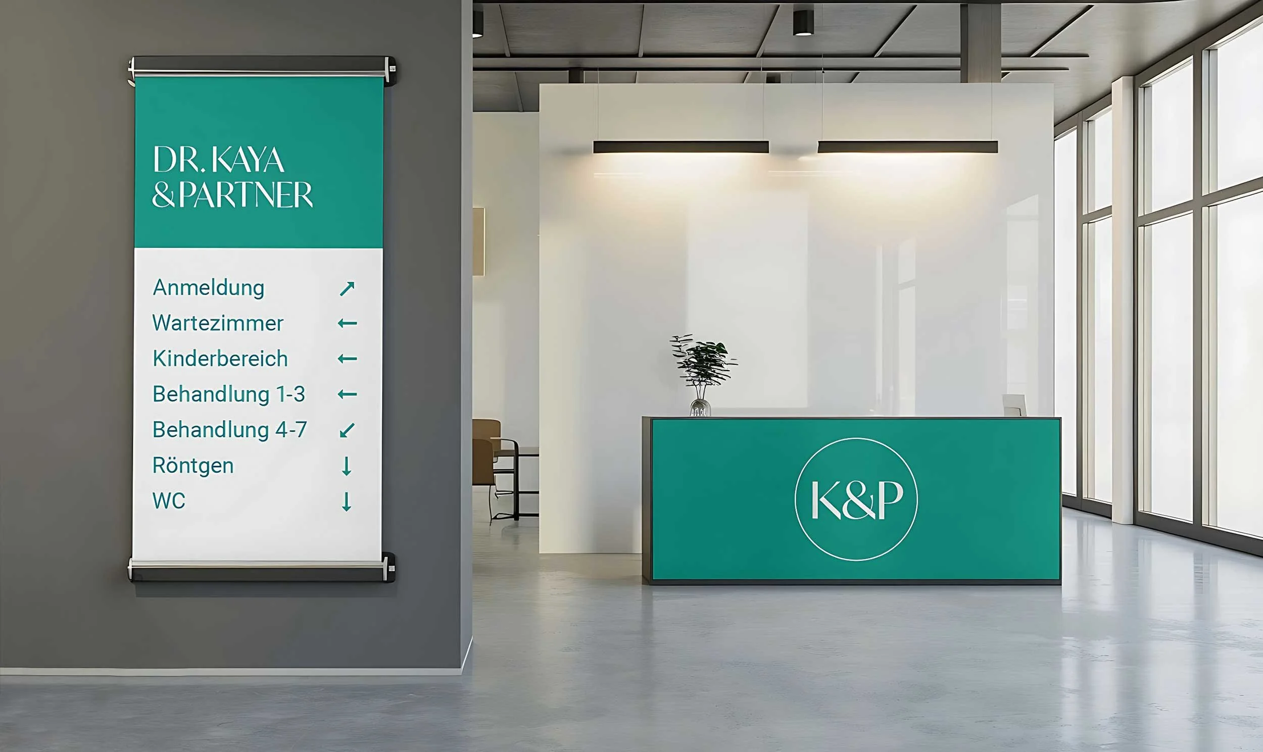 Innenaufnahme einer Arztpraxis mit einem Empfangstresen mit K&P Logo. Neben dem Tresen befindet sich ein schwarzes und weißes Wegweiser mit den Hinweisen Anmeldung, Wartezimmer, Kinderbereich, Behandlung 1-3, Behandlung 4-7, Röntgen, WC, alle mit Pfeilen.