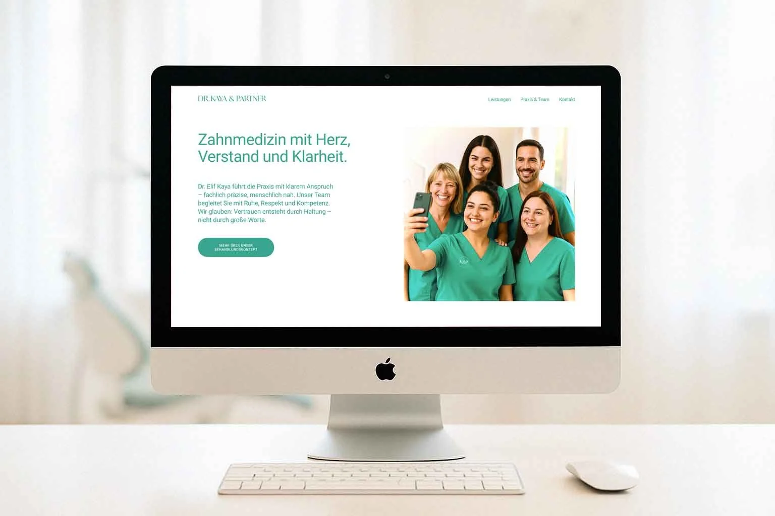 Website-Design für Zahnarztpraxis „Dr. Kaya & Partner“ mit Teamfoto und Claim auf Startseite – Beispiel für klar gestalteten Praxisauftritt
