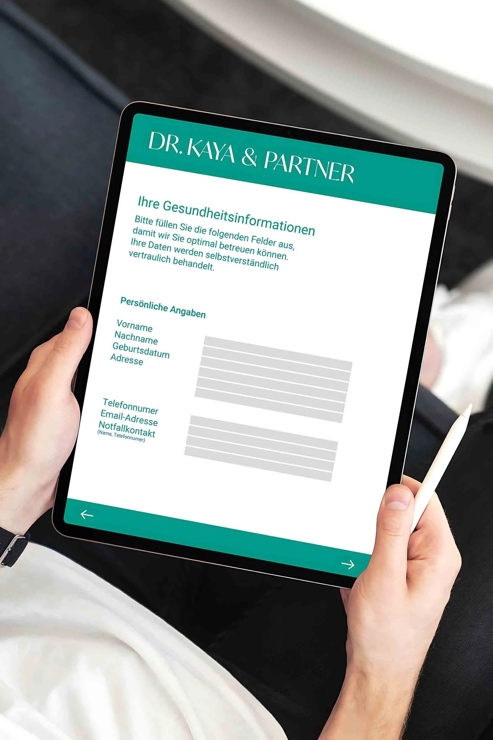 Digitaler Anamnese der Praxis Dr. Kaya & Partner auf einem iPad – Teil der Gestaltung für einen modernen Patientenservice
