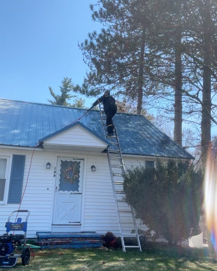 Manchester, NH pressure washing. Almost the whole gambit! Metal roofing, wood decking, vinyl siding, windows #pressurewashing #pressurewashingservice #lunchpailservices #metalroofing #siding #spring #springcleaning