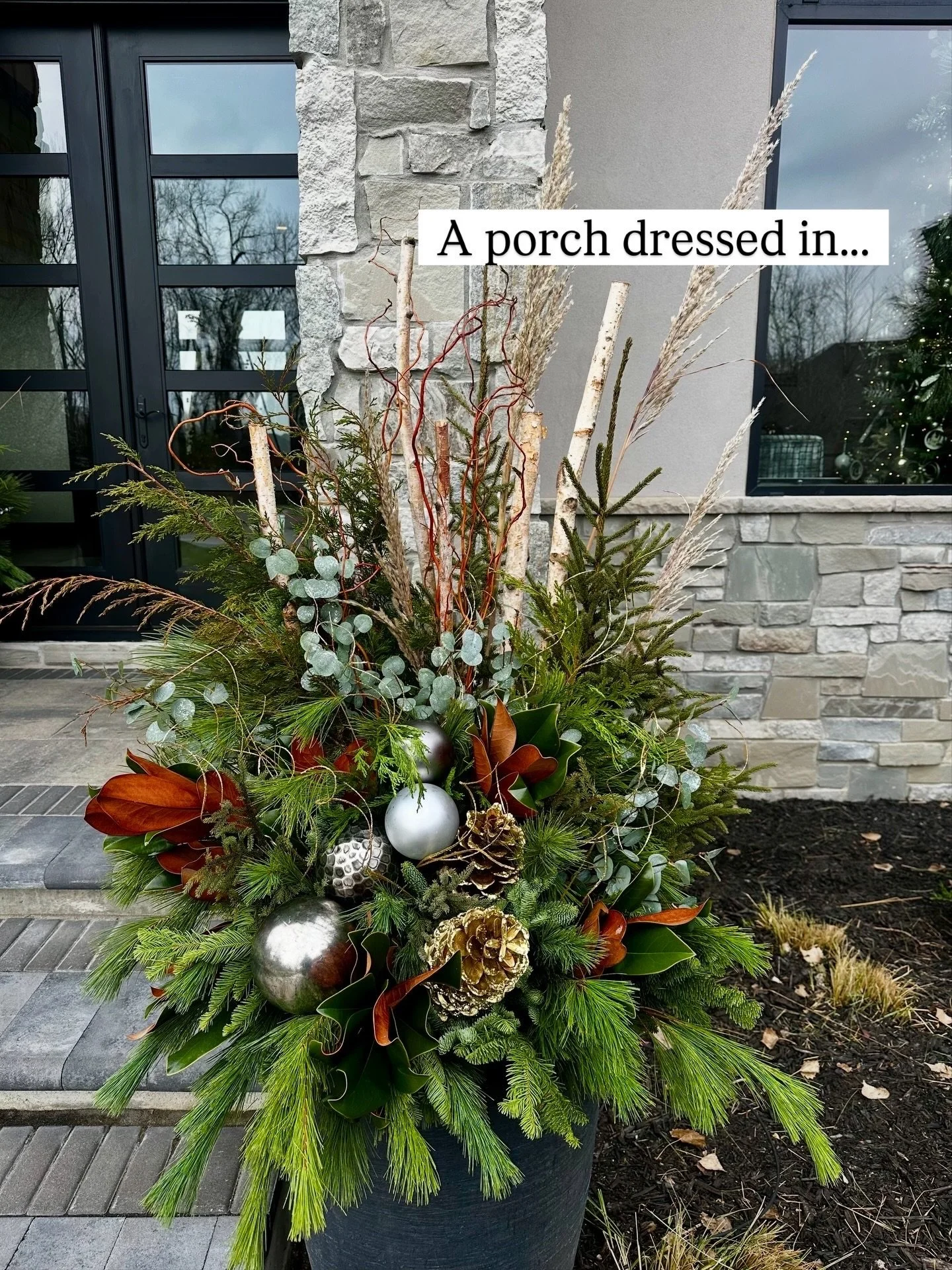 🌟 Elegance at the doorstep. Christmas starts here.
@outdoor.environments 

#christmasdecor #christmastime #porchdecor