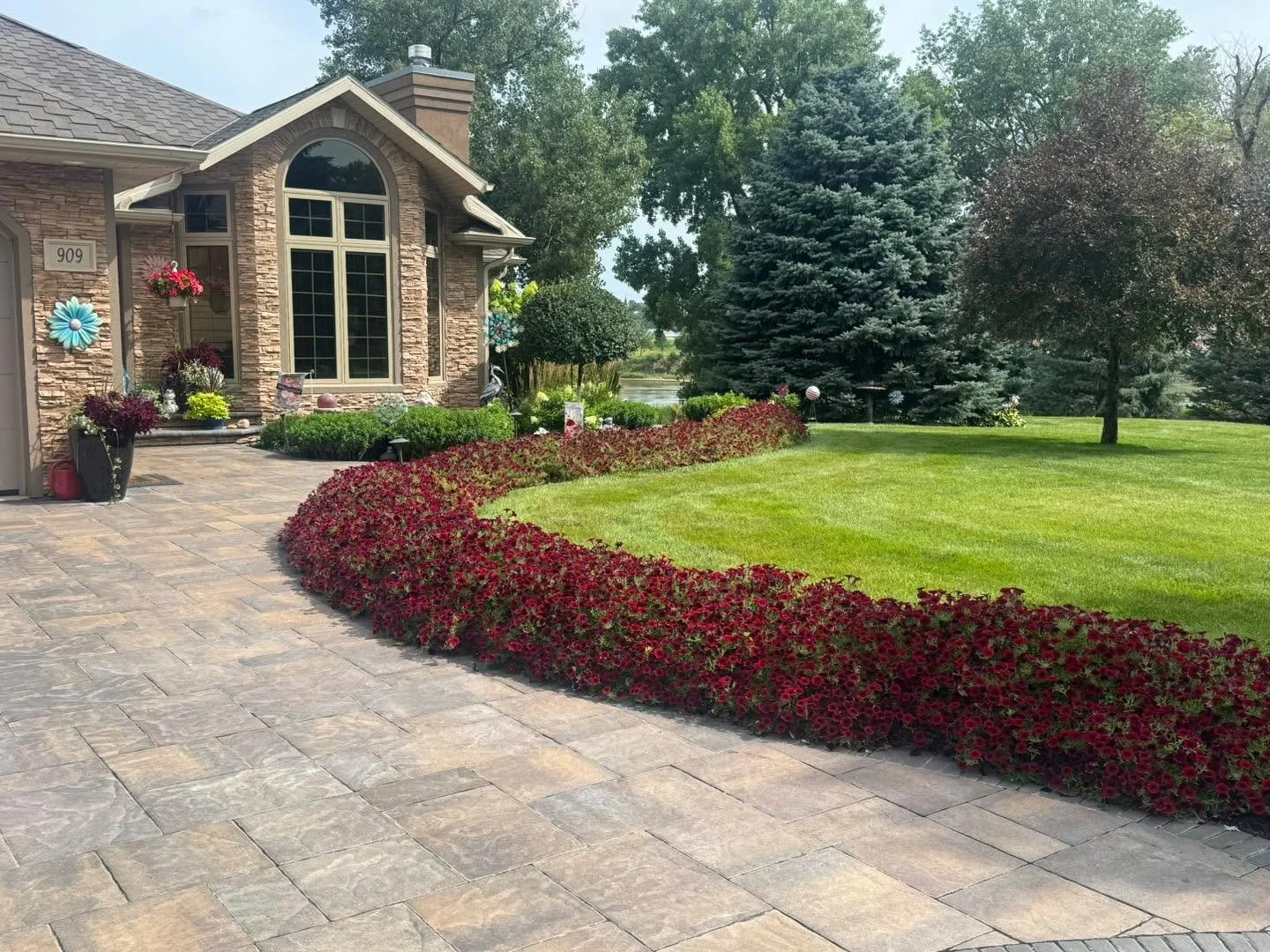 Need a border planting?  We got you! #landscapemaintenance #landscapemanagement #landscapersofinstagram #annuals #borderplanting