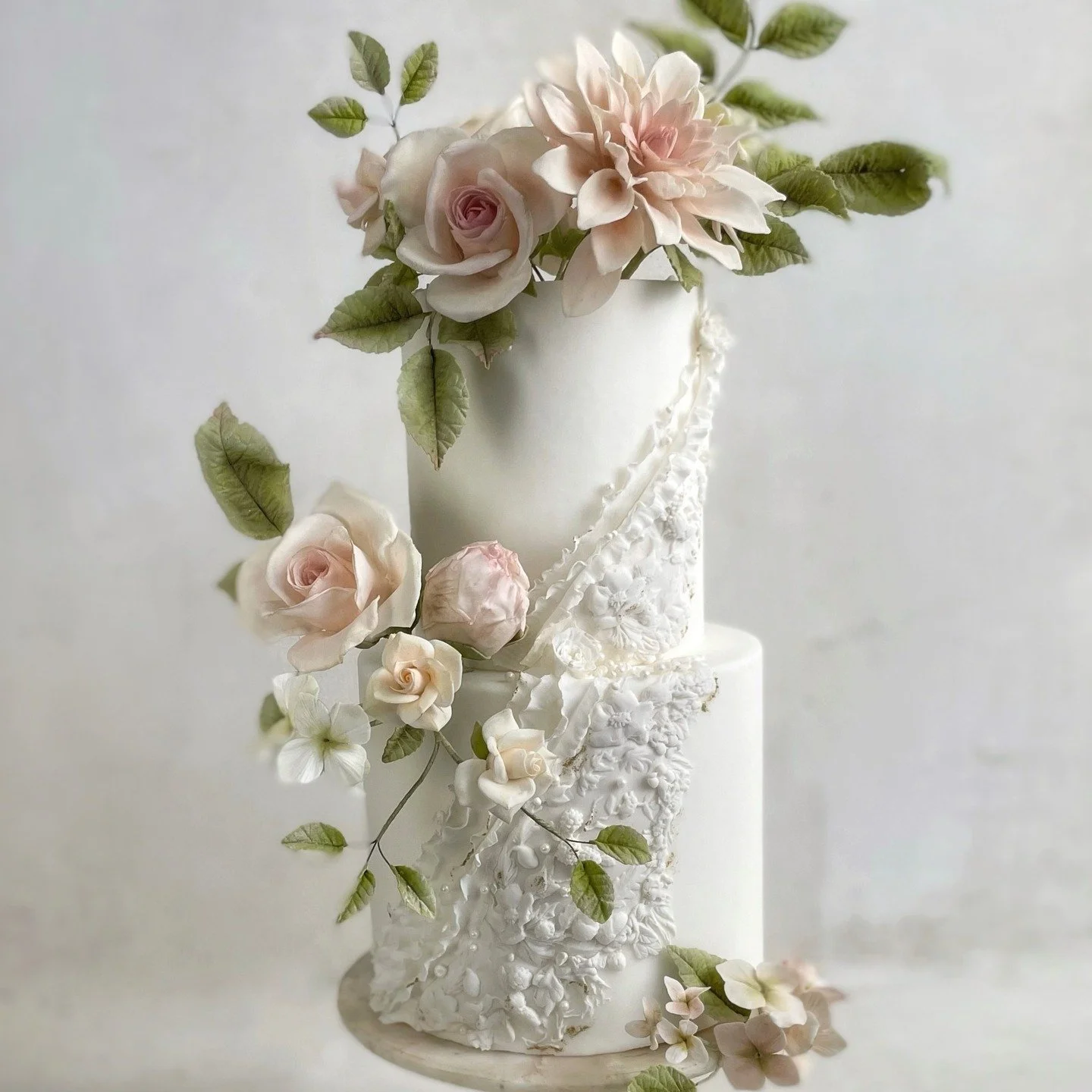 Sugar florals, delicate ruffles and bas relief details on this 2-tier wedding cake
.
.
.
#sarahallcake #sugarflowers #newenglandwedding #massachusettswedding #connecticutwedding #newyorkwedding #luxurywedding #bespokeweddingcakes #luxuryweddingcakes