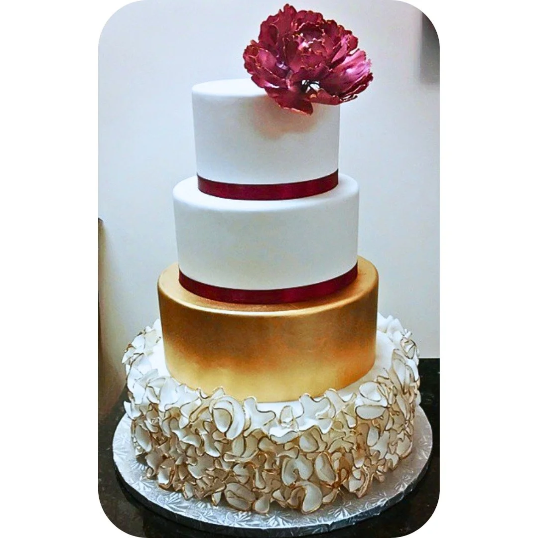 Burgundy gold-edged sugar Peony with a gold and ruffled tier
.
.
.
#SaraHallCake #newenglandwedding #massachusettswedding #connecticut wedding #sugarflower #weddingcake #customcake