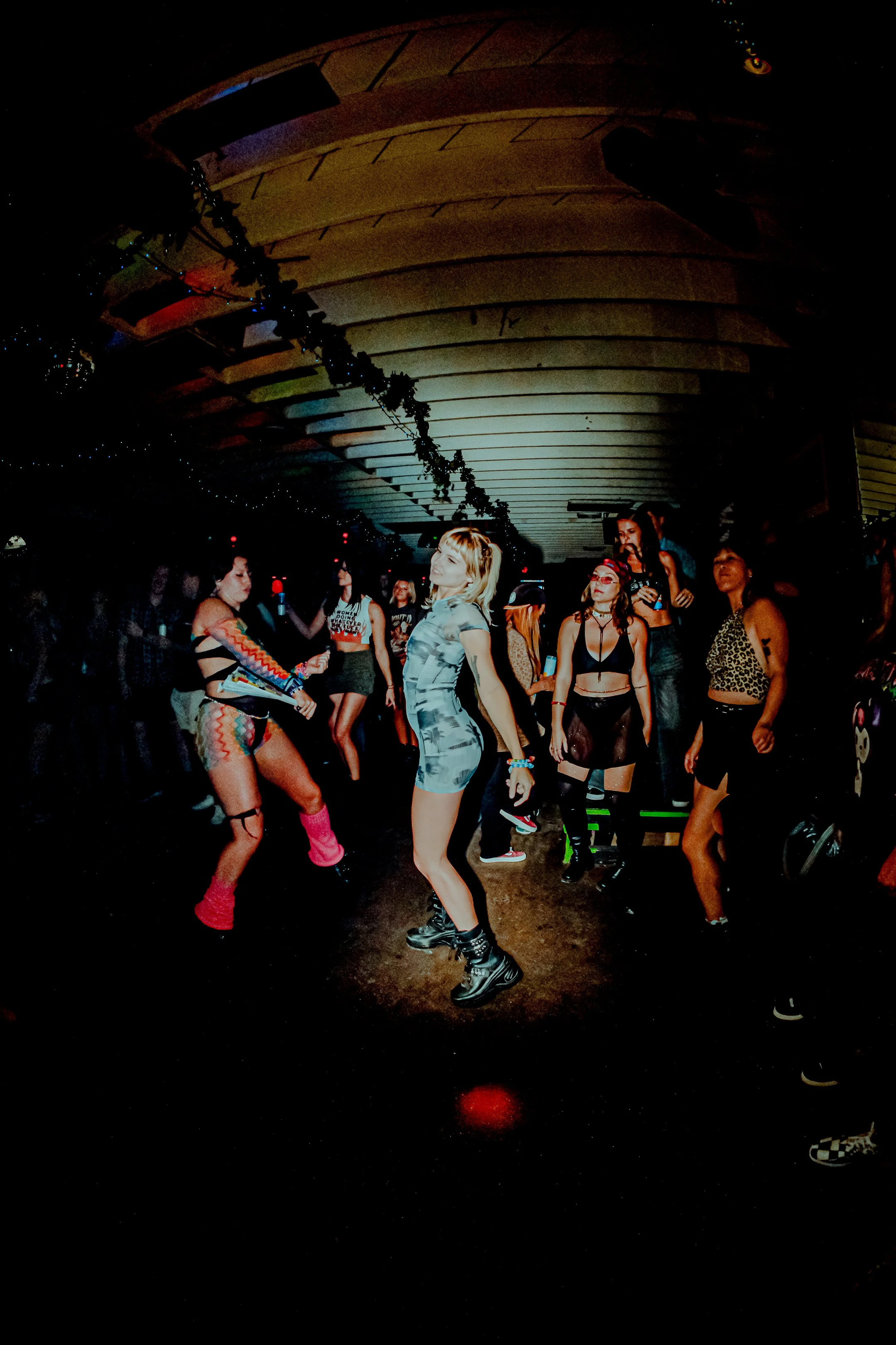 crowd100.jpg