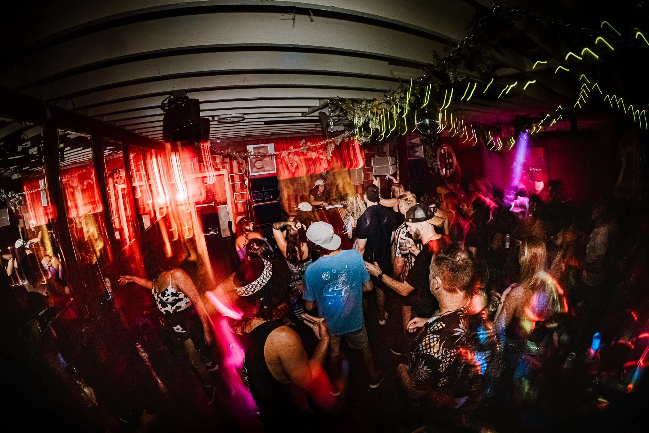 notlo-crowd1.jpg