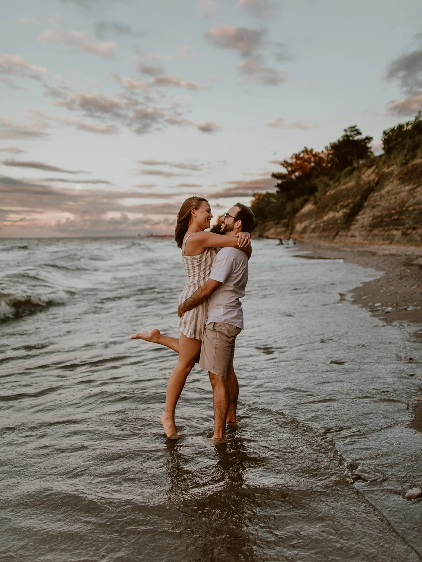 it&rsquo;s actually wild to me that we&rsquo;re already coming up on the &ldquo;end of summer, start of fall engagement/couples session season&rdquo; because, spoiler alert: that is my ✨most favorite✨ time of the year. i&rsquo;m already booking up fo