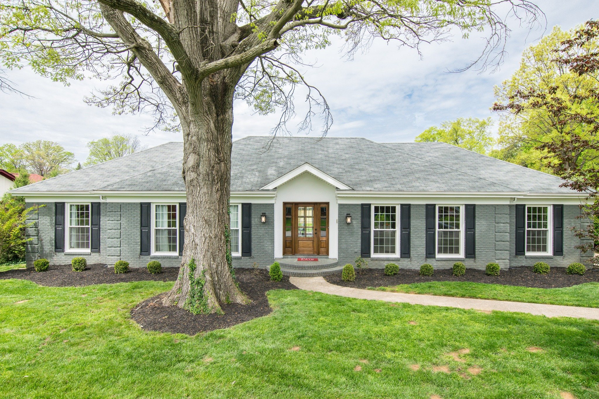 Throwing it back to the early days of this stunning transformation on Sylvan. What is your favorite detail? 

#renovationjourney #ThrowbackThursday  #SylvanMakeover #BeforeAndAfter #DreamHome #greystone @eric.effinger @eburke34