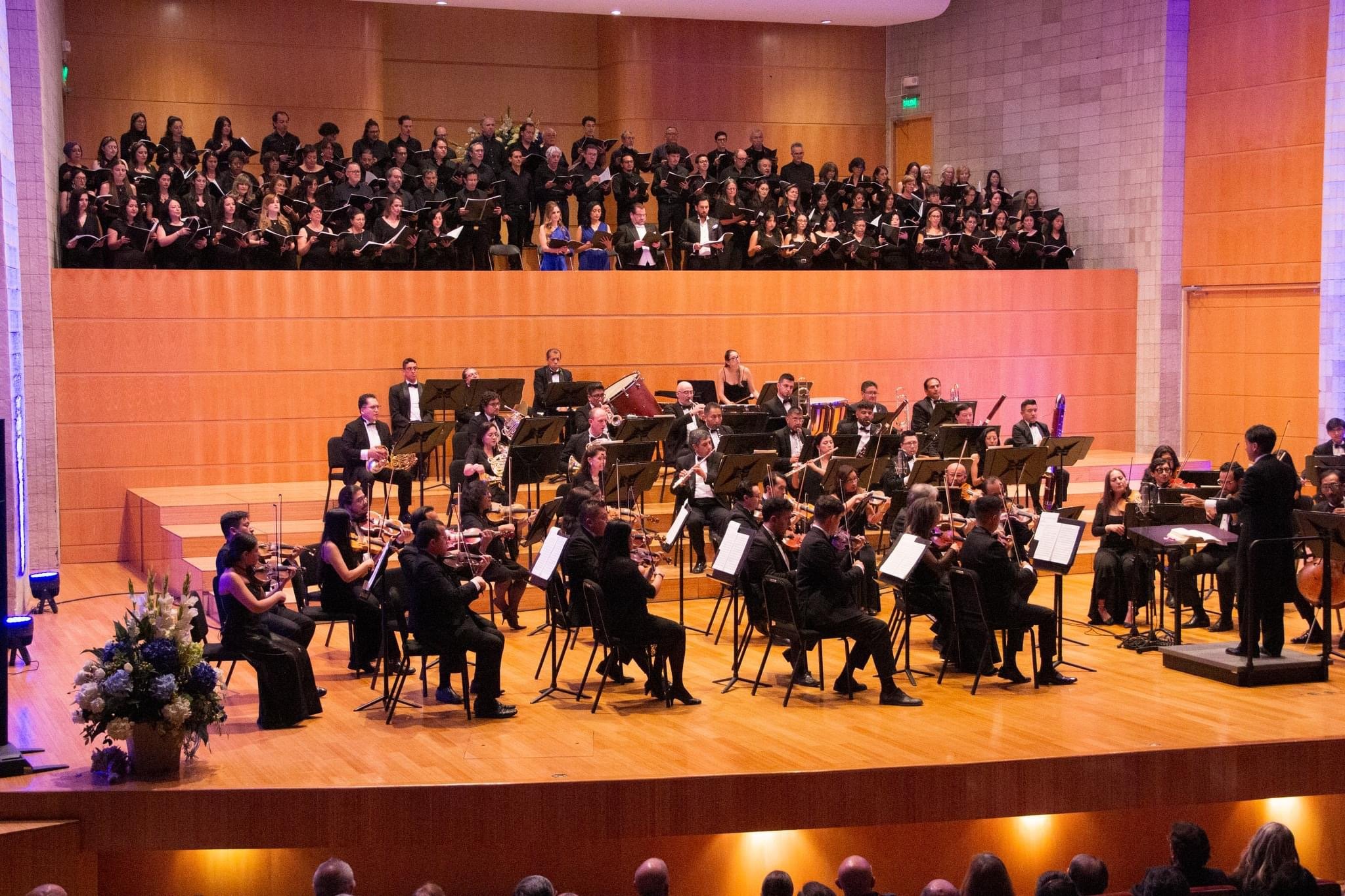 Boris Cepeda dirigiert das Nationale Symphonieorchester Ecuadors in der Casa de la Música, Sept. 2024, Foto: OSNE