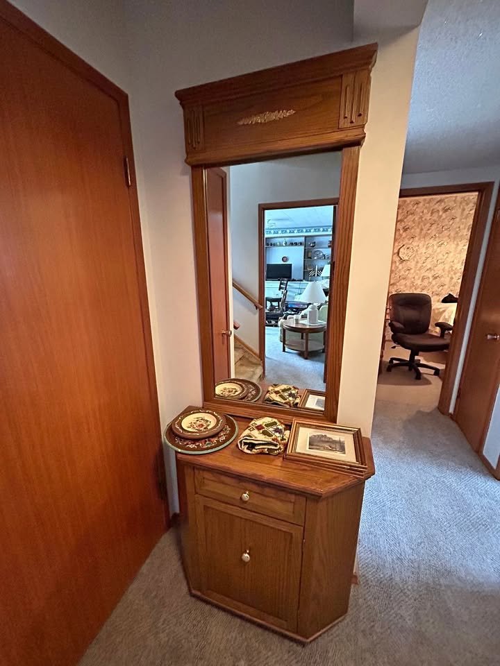 Solid wood entry way table with mirror sturdy condition measuring: 32"wx13"dx30"h. Mirror measures 23"w x 49"h.
CA$75