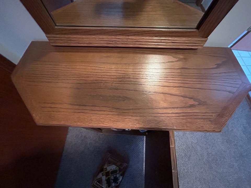 Solid wood entry way table with mirror sturdy condition measuring: 32"wx13"dx30"h. Mirror measures 23"w x 49"h.
CA$75