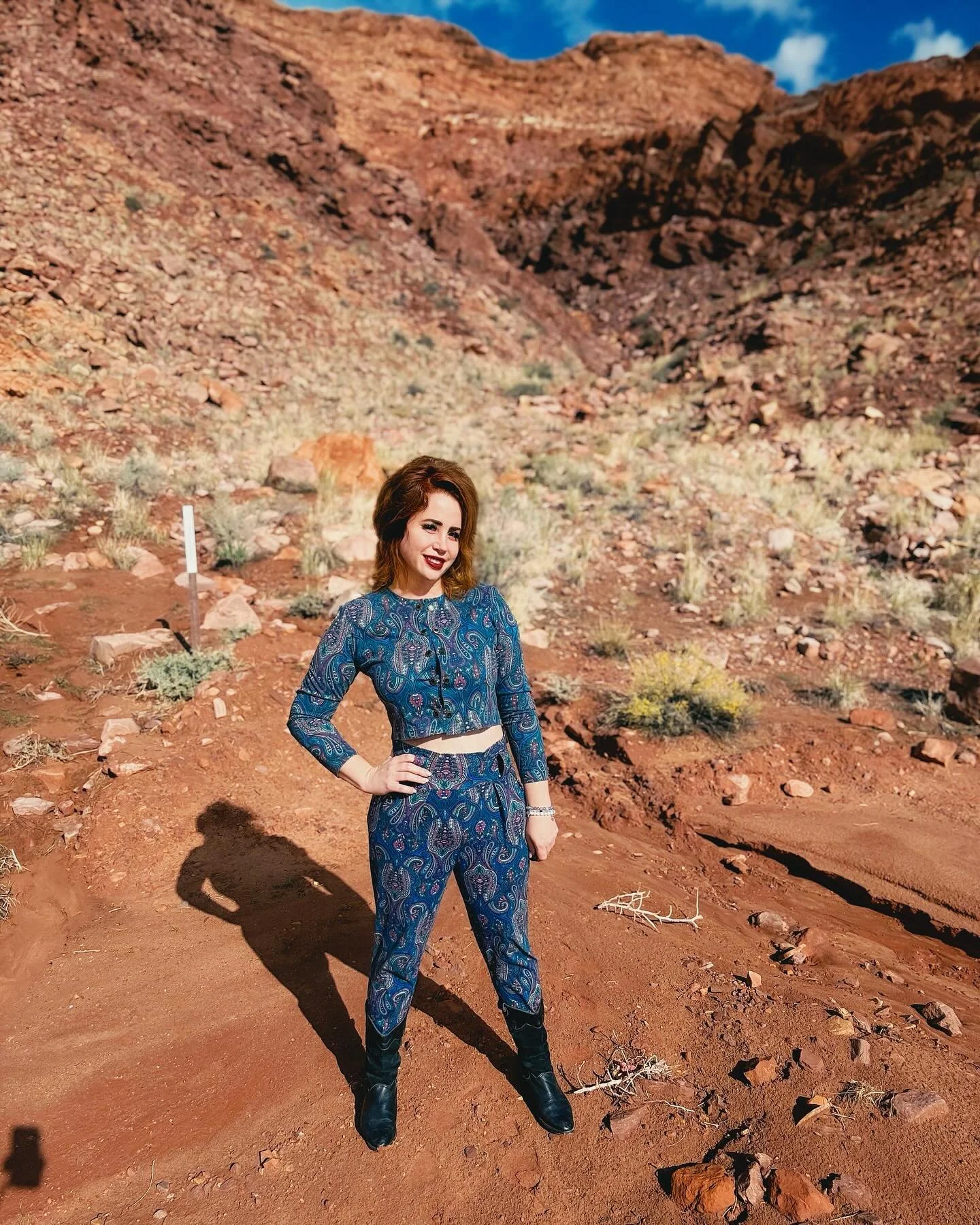 Earth is not our home. We are just passing through. ✌🏻👽
Check out this vintage two piece jump suit I found while traveling across the U.S.A. ✨
.
.
.
.
.
.
.
.
.
#moab #utah #vintage #paisley #redrock #earth #travel #heal #aliens