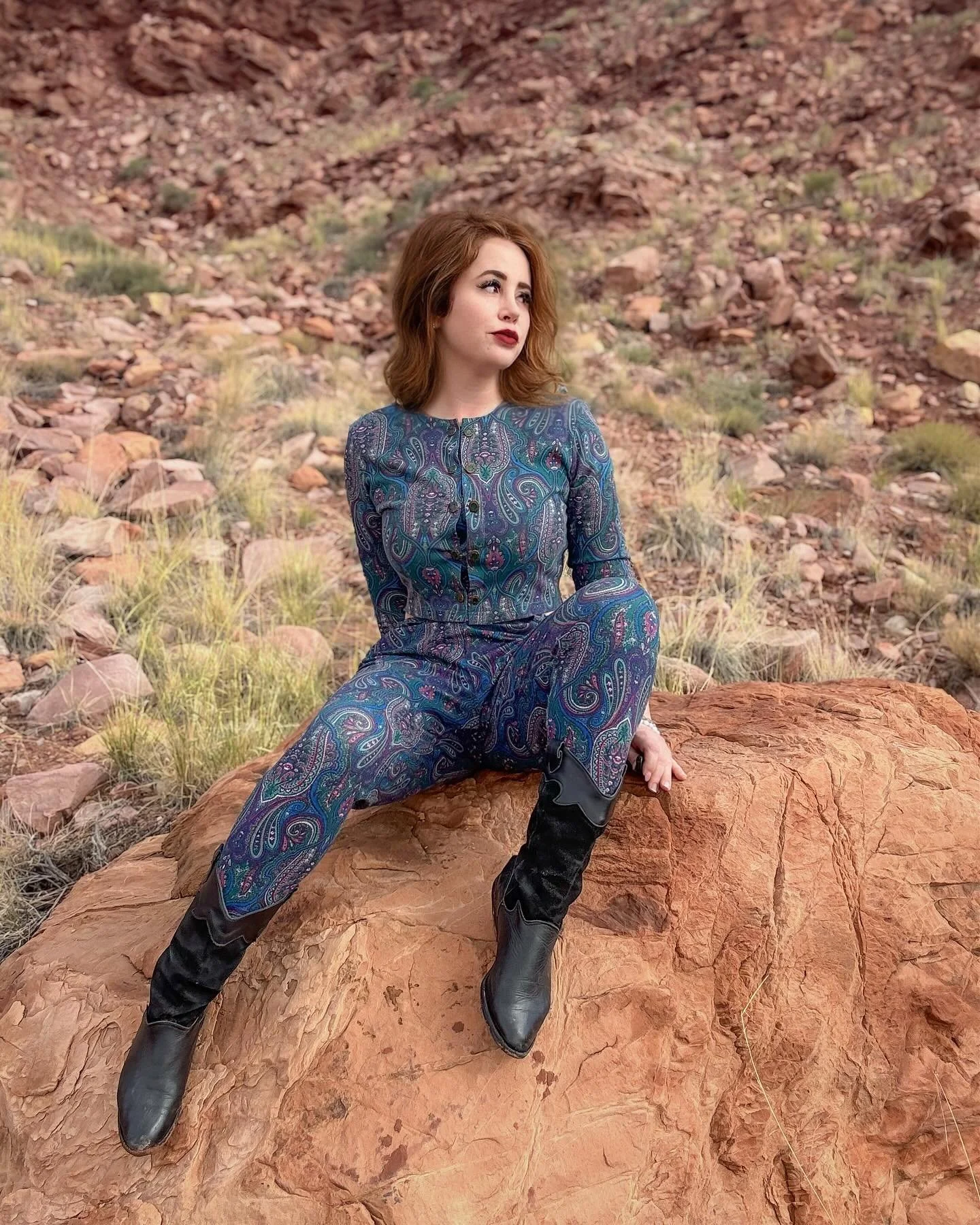 My KINK: people who explore their depths instead of just polishing their surface. 
✌🏻🍄🌈
.
.
.
.
.
.
.
.
#redrocks #moab #utah #paisley #vintage #cowgirlboots #adventure #heal #godeep