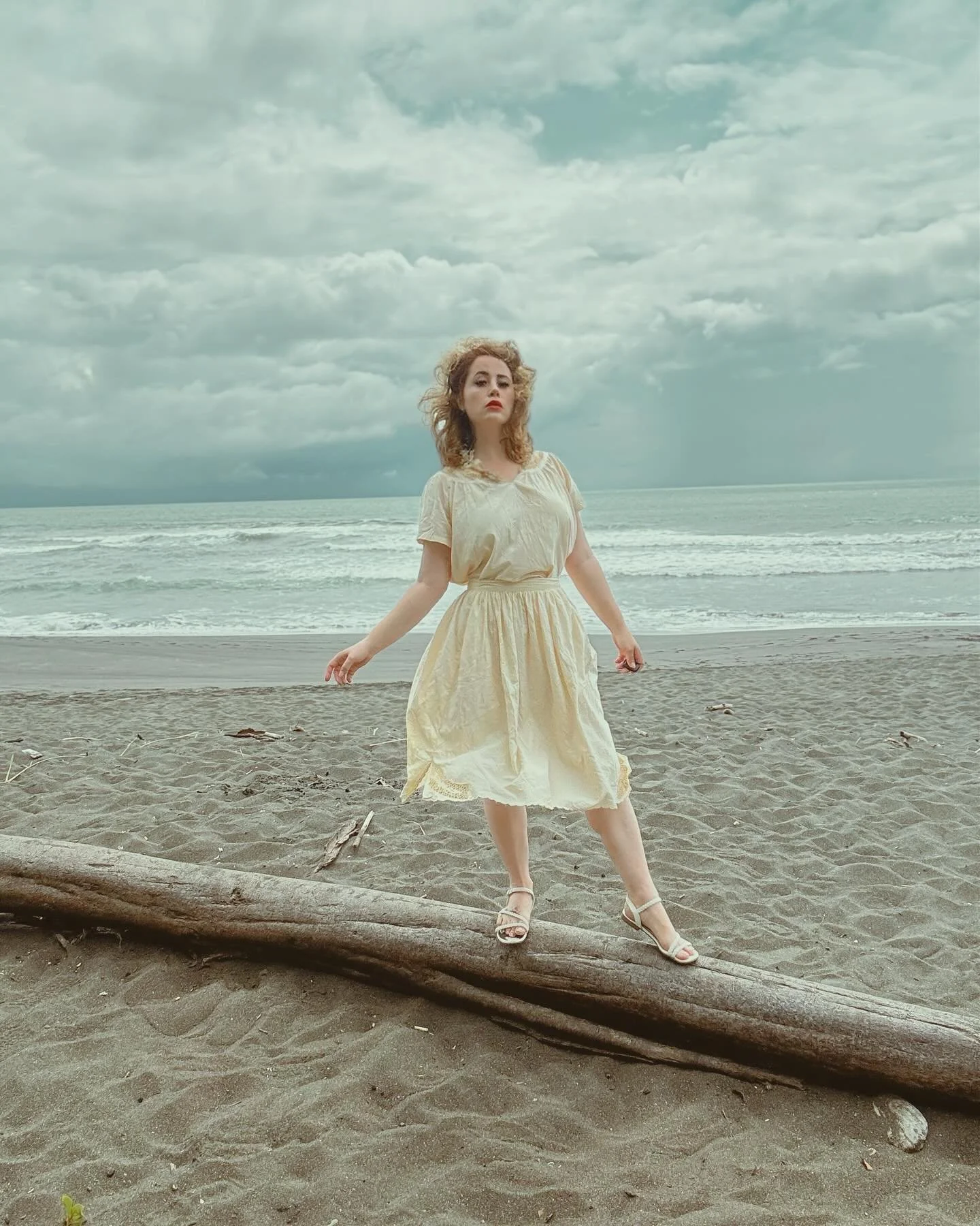 Sometimes letting things go is an act of far greater power than defending or holding on.
-Eckhart Tolle 
Check out this 1940s vintage blouse and skirt set! Drool 🤤 
✌🏻🍄🌈
.
.
.
.
.
.
.
.
#costarica #beach #vintageclothing #1940s