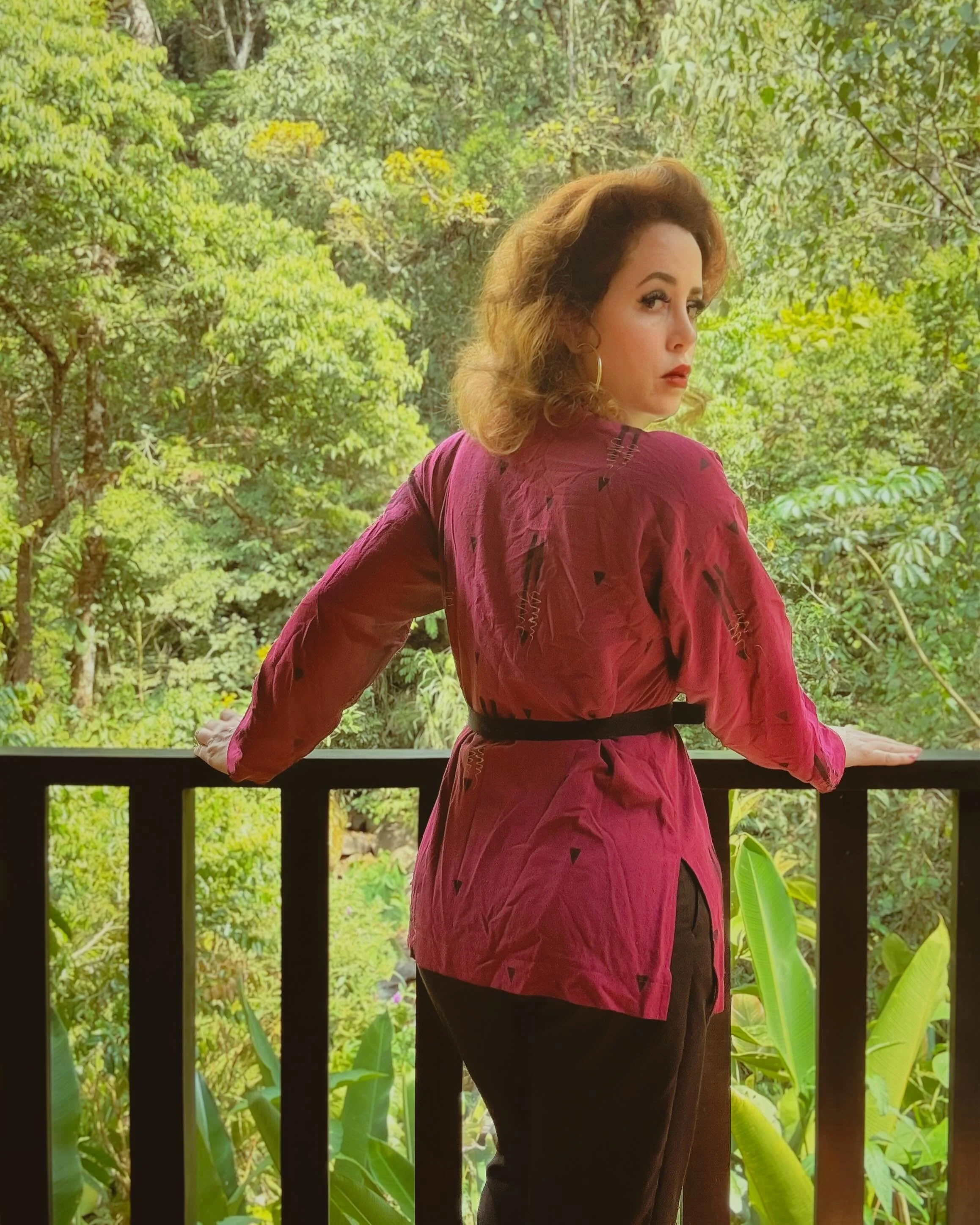 My version of a 1980s hippie. Loving this vintage blouse. Right on. 
✌🏻🍄🌈
.
.
.
.
.
.
.
.
#1980svintage #costarica #jungle