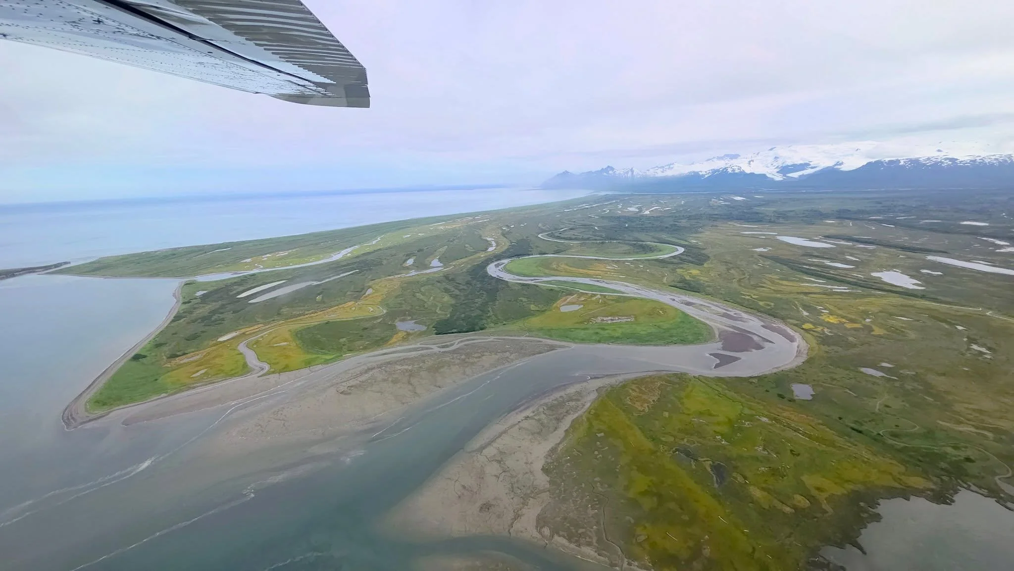 Before your boots hit the ground, the adventure begins in the sky. π©οΈπ Soaring over glaciers, mountains, and wild coastline — the views from the plane are unforgettable. This isn’t just transportation, it’s a front-row seat to Ala