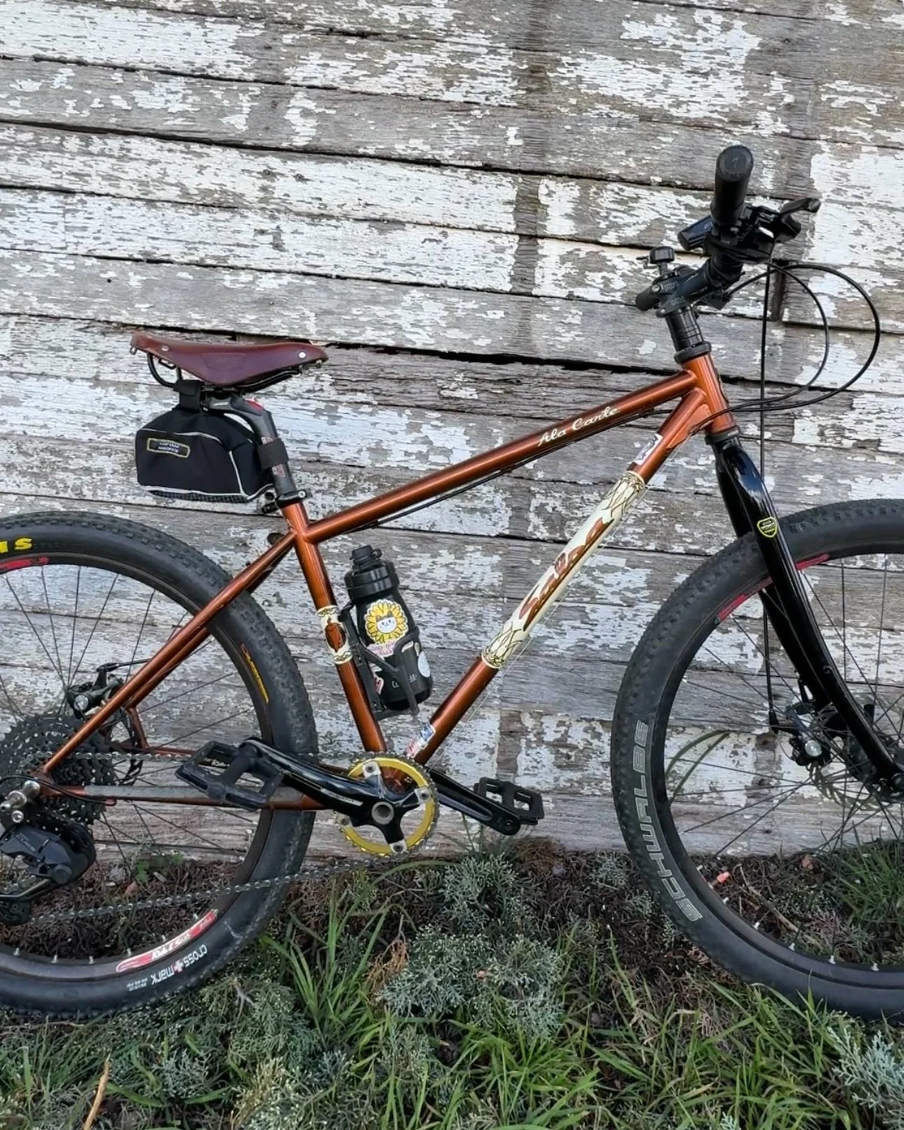 Meet Ying&rsquo;s sexy salsa ala carte🌶️ this bike was donated to us, and Ying fixed it up when she participated in our original build a bike course. How cool?!?? KEEP YOUR EYES PEELED BECAUSE WE WILL BE POSTING A FUN LITTLE REEL OF THIS AWESOME BIK