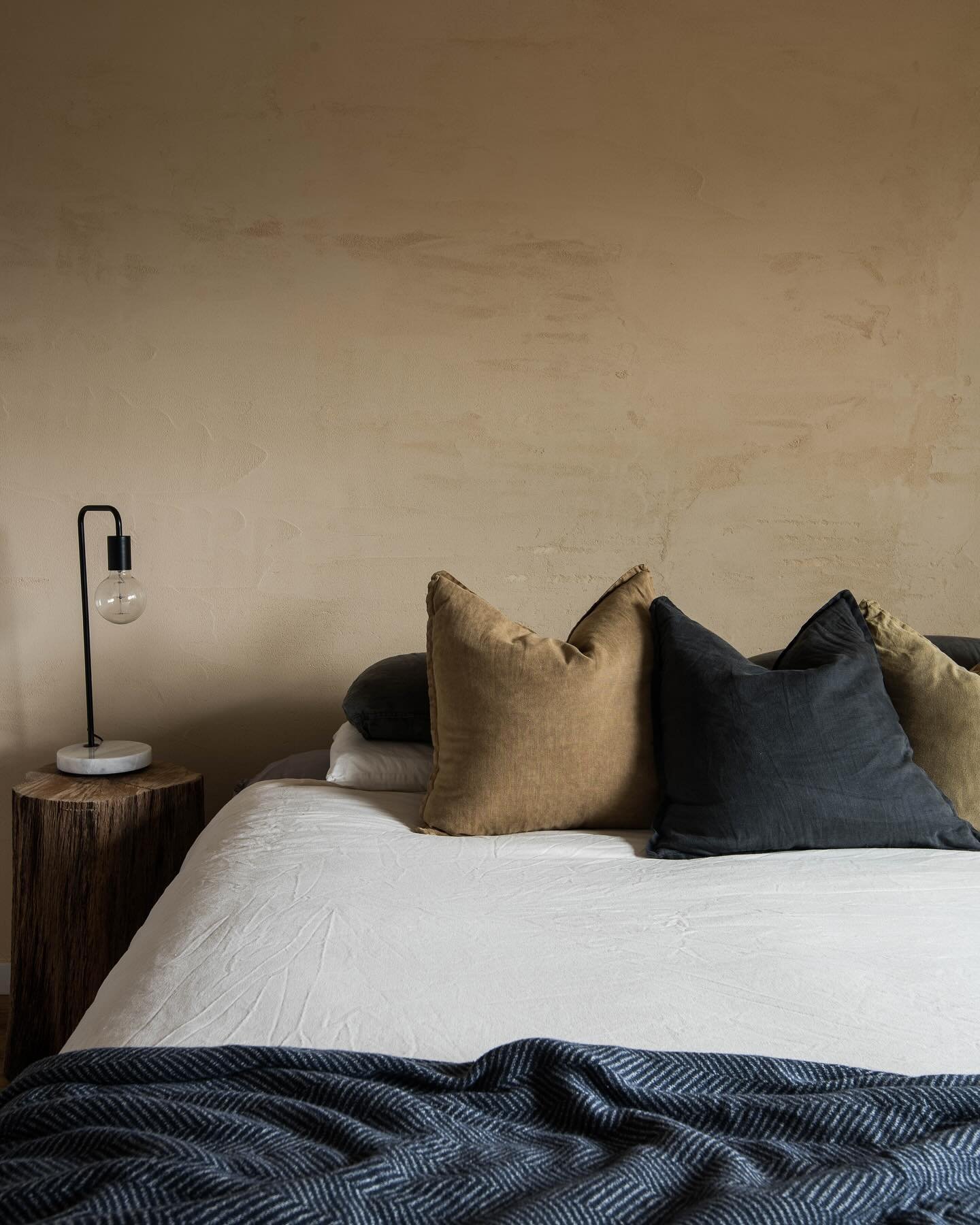 Still love this bedroom with its artisan clay rendered walls and natural hemp and eco cotton linens @homeostasis_retreats 🌿

📸 @caringarlandphoto 
@healthyspacesbydesign #homeostasisretreats 
#tamborinemountain #scenicrim  #destinationscenicrim #tr