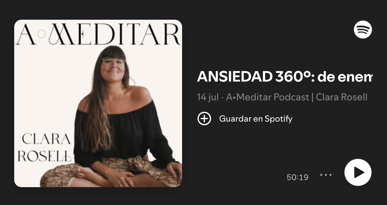 Portada de un episodio del podcast con una mujer sentada, sonriendo, con cabello largo y oscuro, vestida con blusa negra y pantalones beige con patrón, y texto que dice 'A MEDITAR' en la parte superior izquierda.
