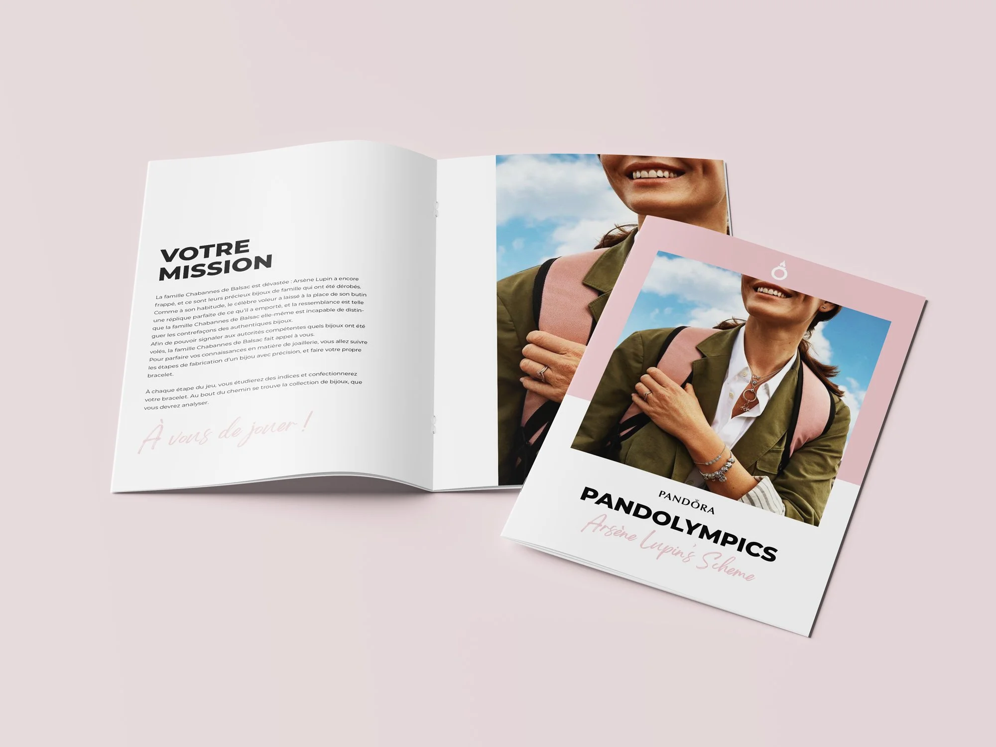 Brochure de la Pandora Pandolympics avec une femme souriante portant un sac à dos, en plein air, sous un ciel bleu avec quelques nuages.