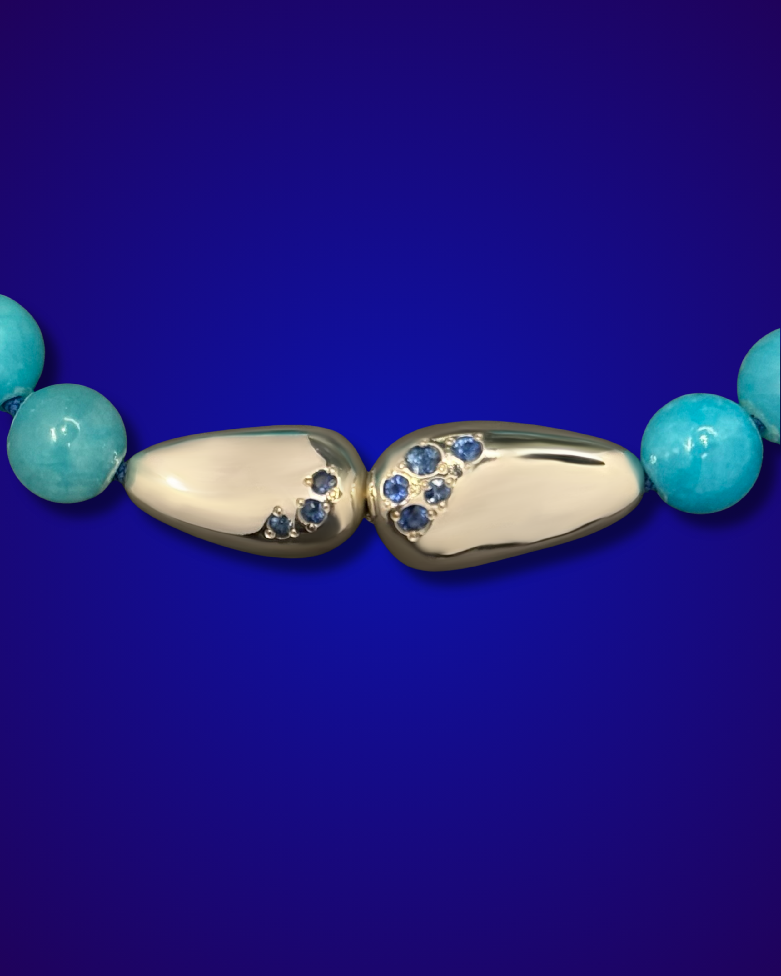 Bracelet GALETS argents et gemmes précieuses, sur fond bleu