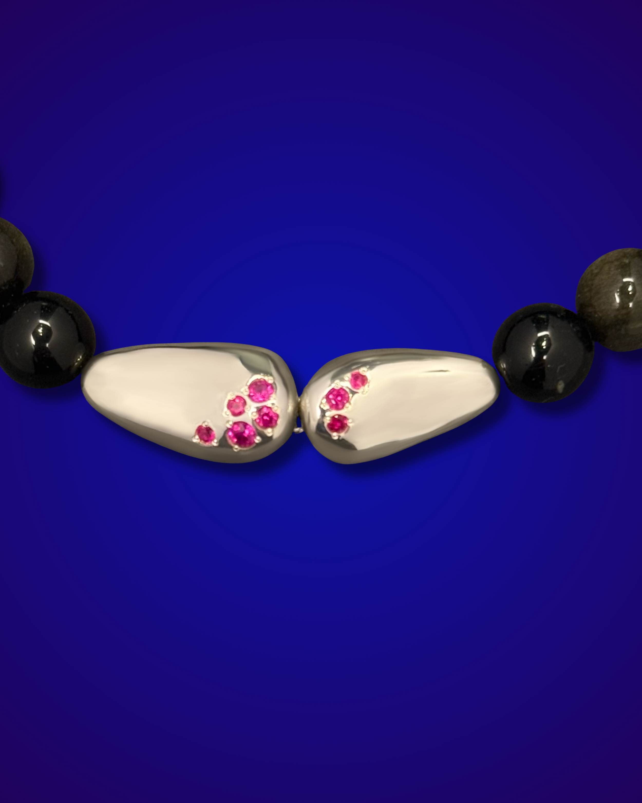 Bracelet GALETS argents et gemmes précieuses, sur fond bleu